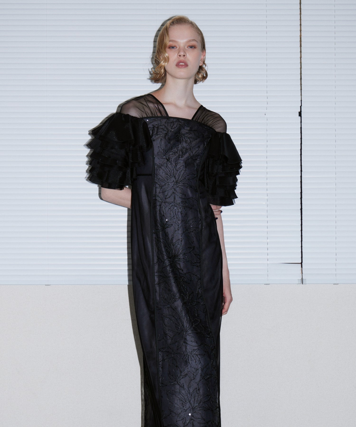 SPANGLE RUFFLE DRESS ブラック 正面アップポーズ