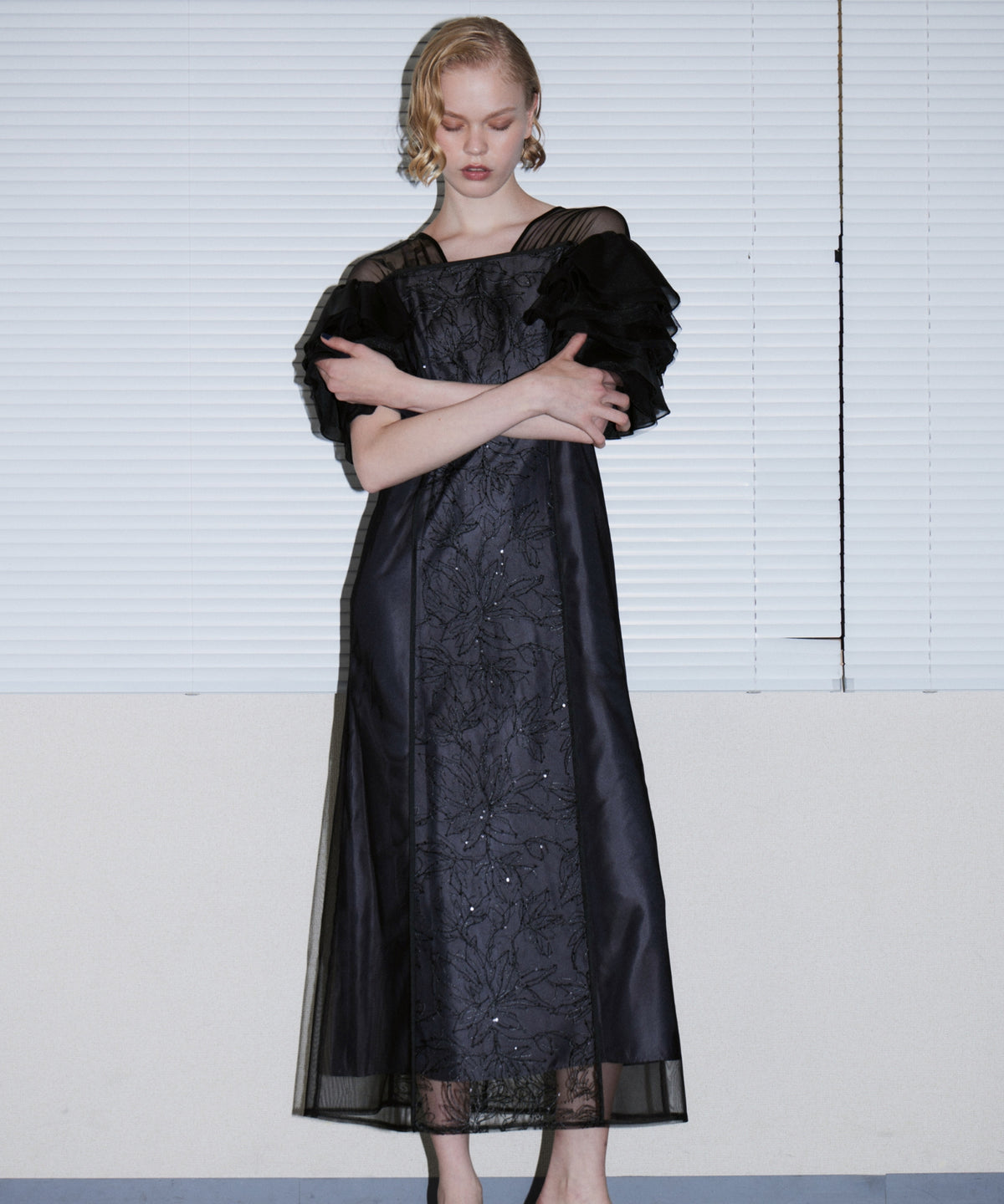SPANGLE RUFFLE DRESS ブラック 正面アップポーズ