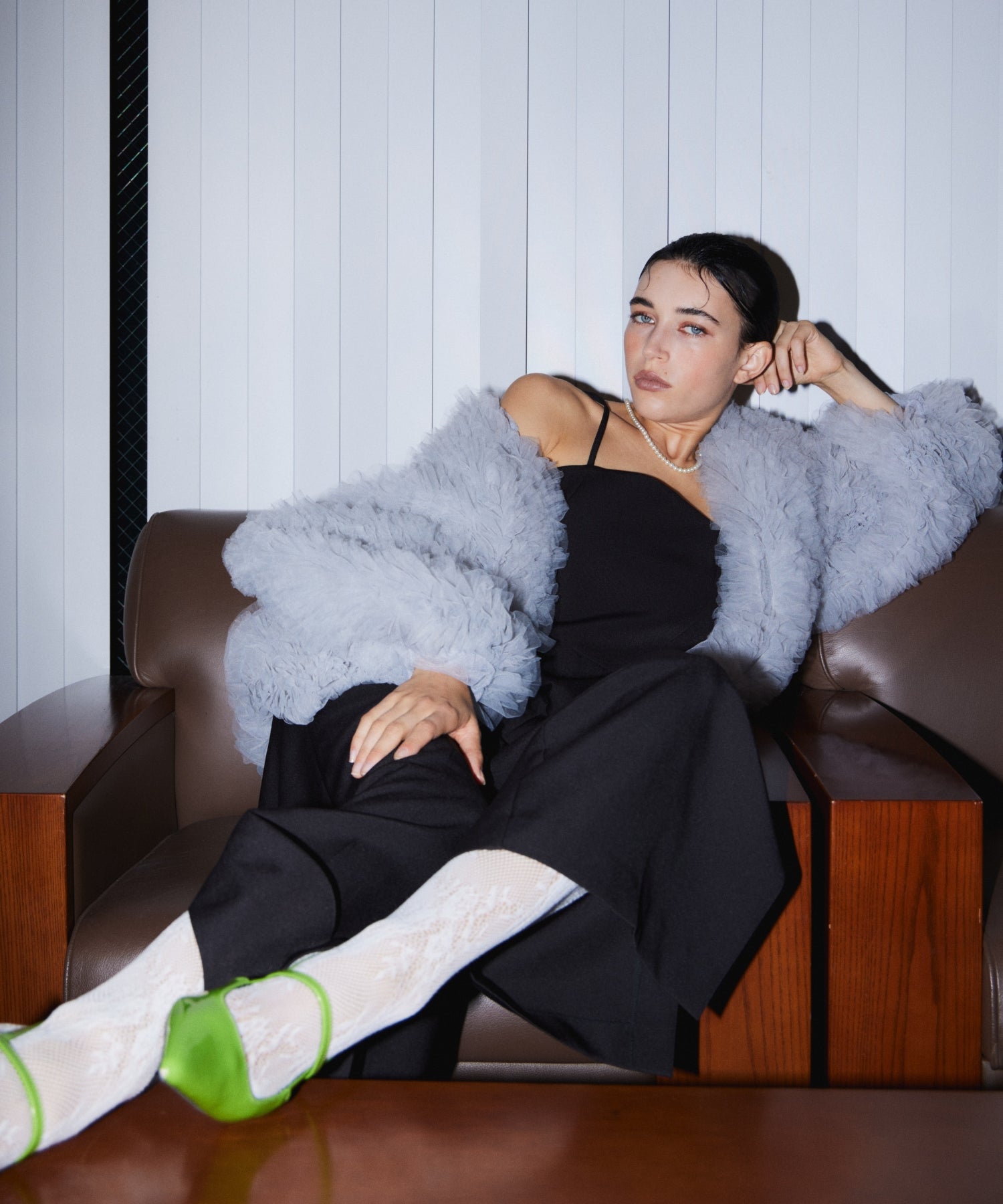 VOLUME TULLE JACKET グレー 座りアップポーズ
