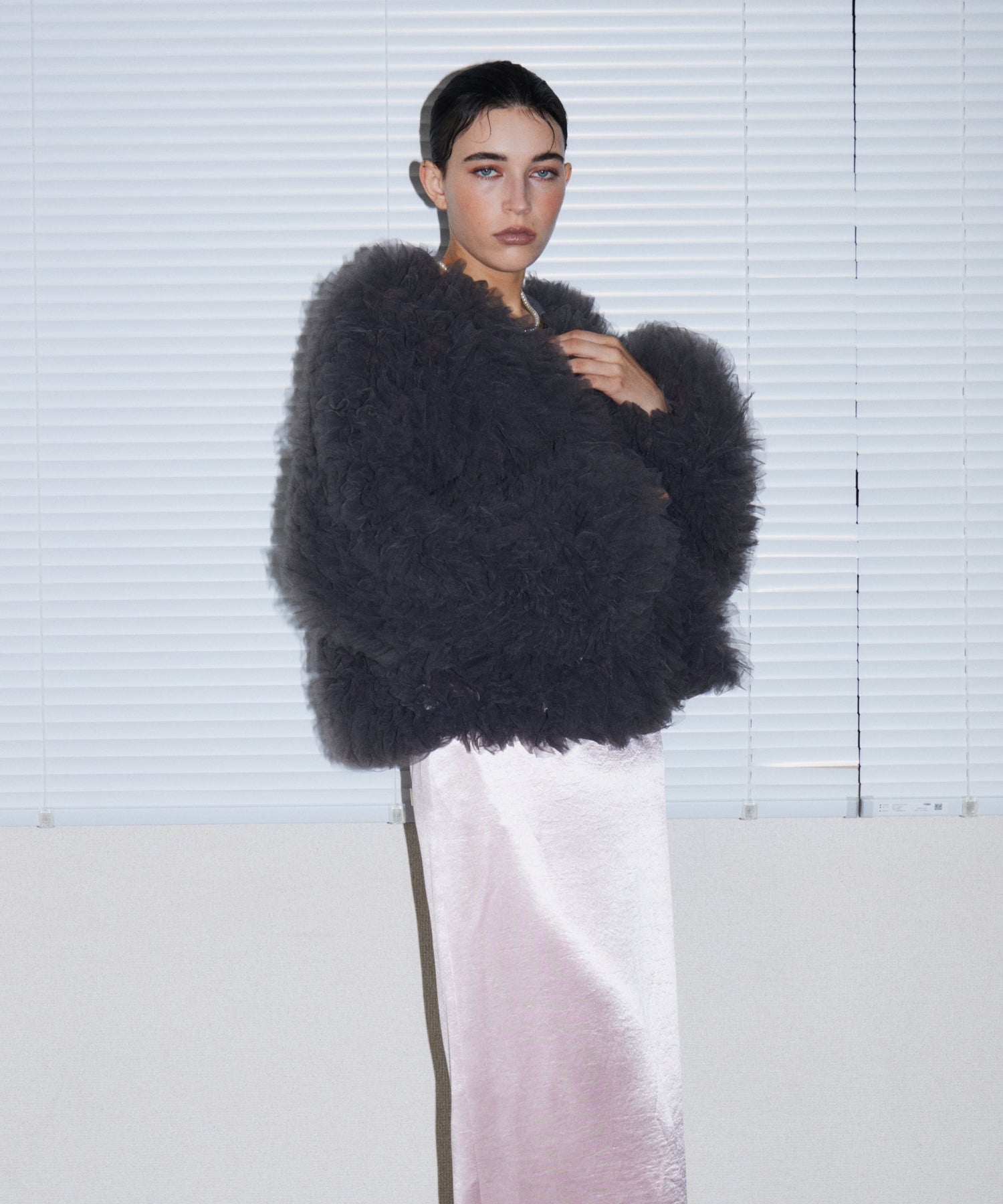 VOLUME TULLE JACKET チャコール 正面アップポーズ