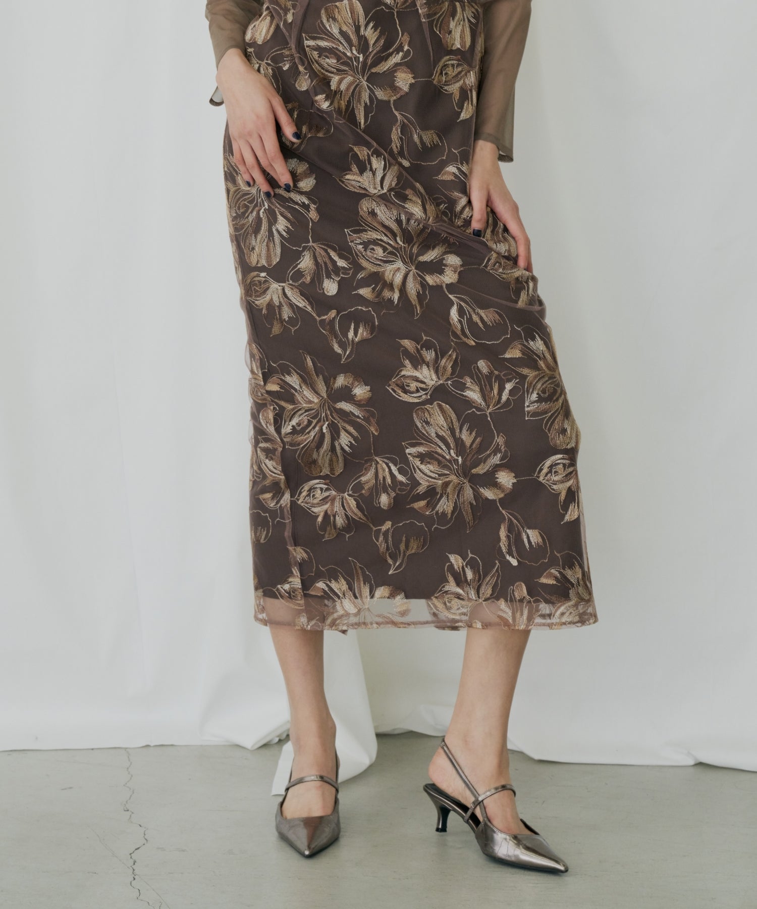 PLEATED FRONT FLOWER DRESS