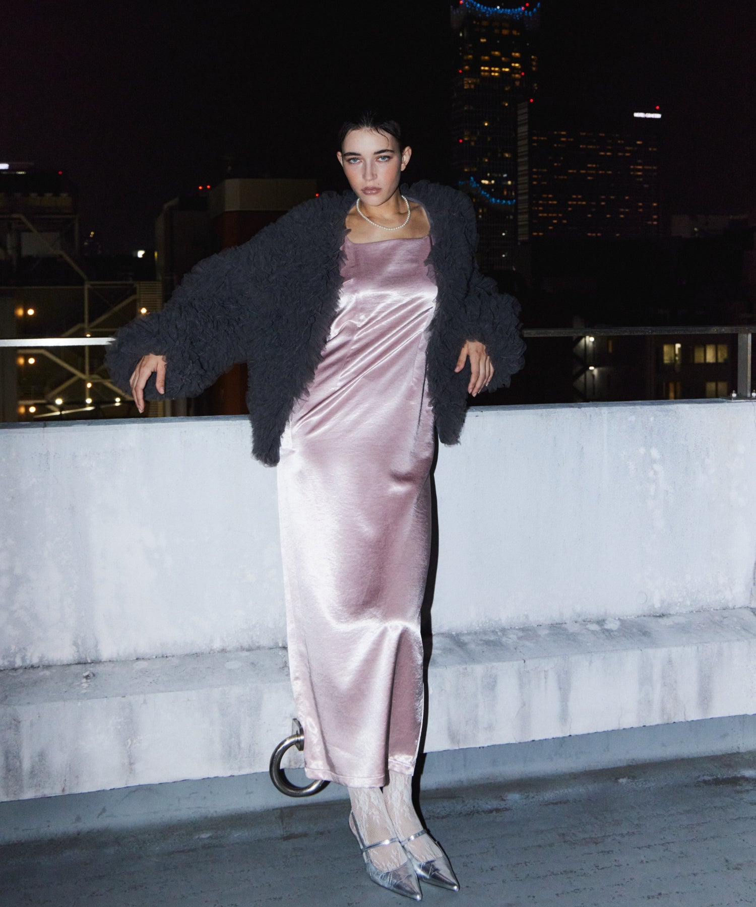 VOLUME TULLE JACKET チャコール 正面全身ポーズ