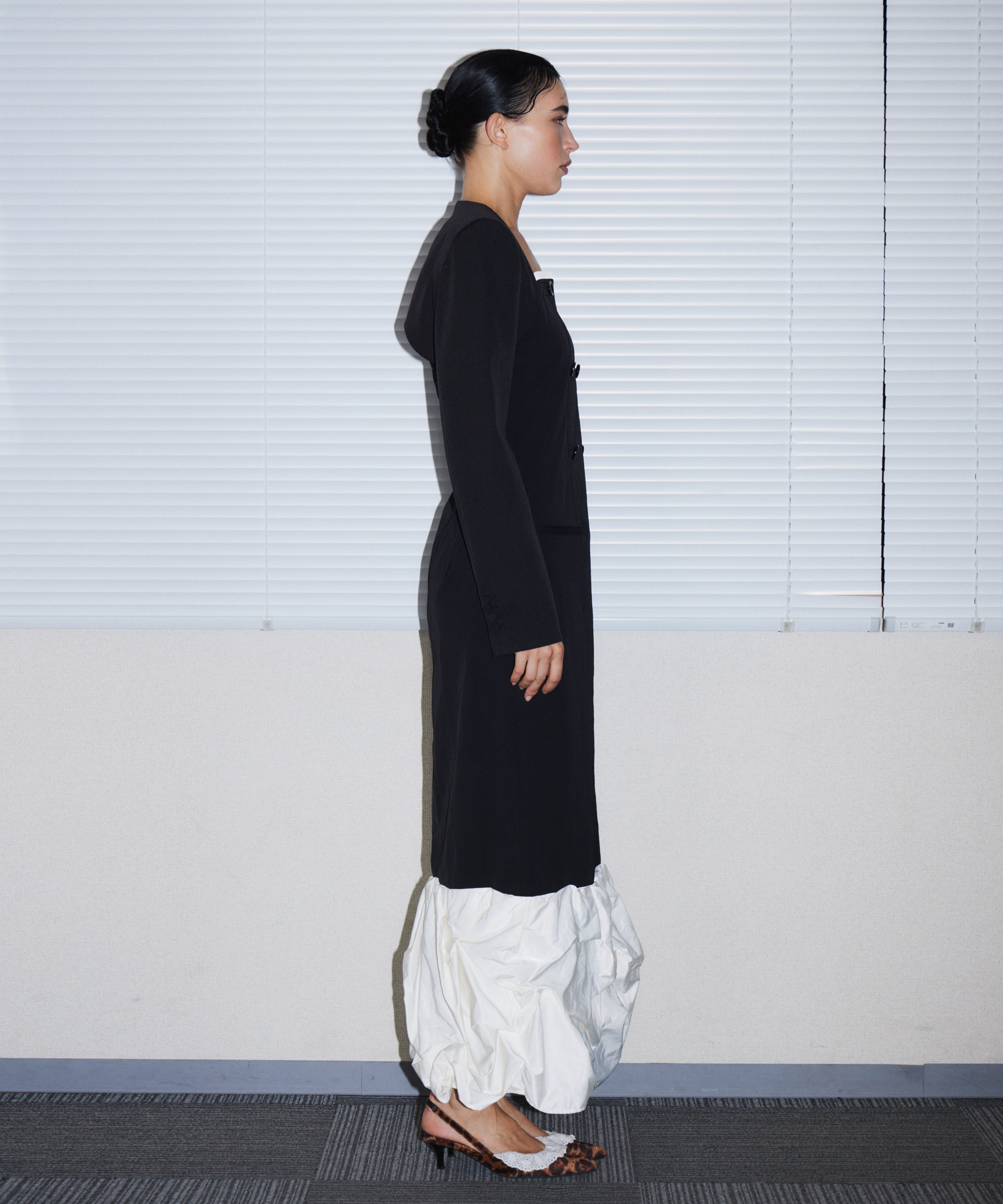 TRENCH BUBBLE DRESS ブラック 横向き全身