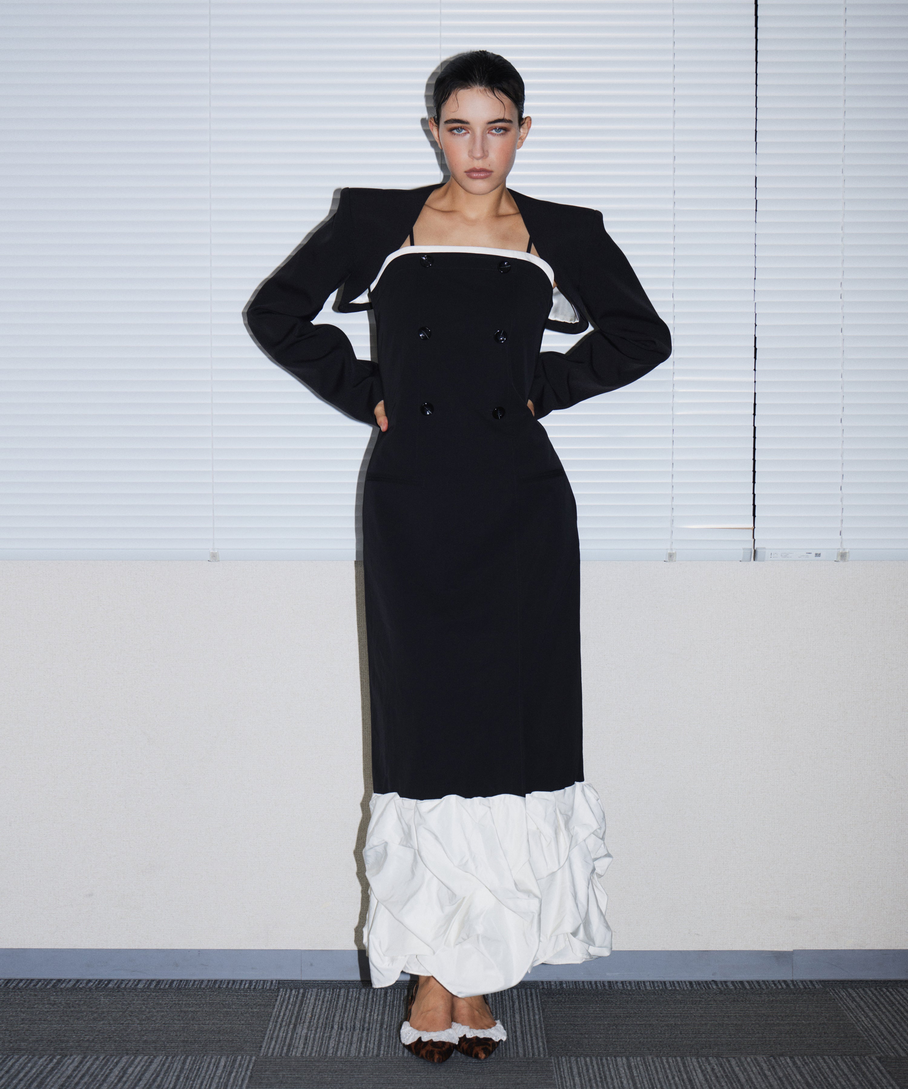TRENCH BUBBLE DRESS ブラック 正面全身ポーズ