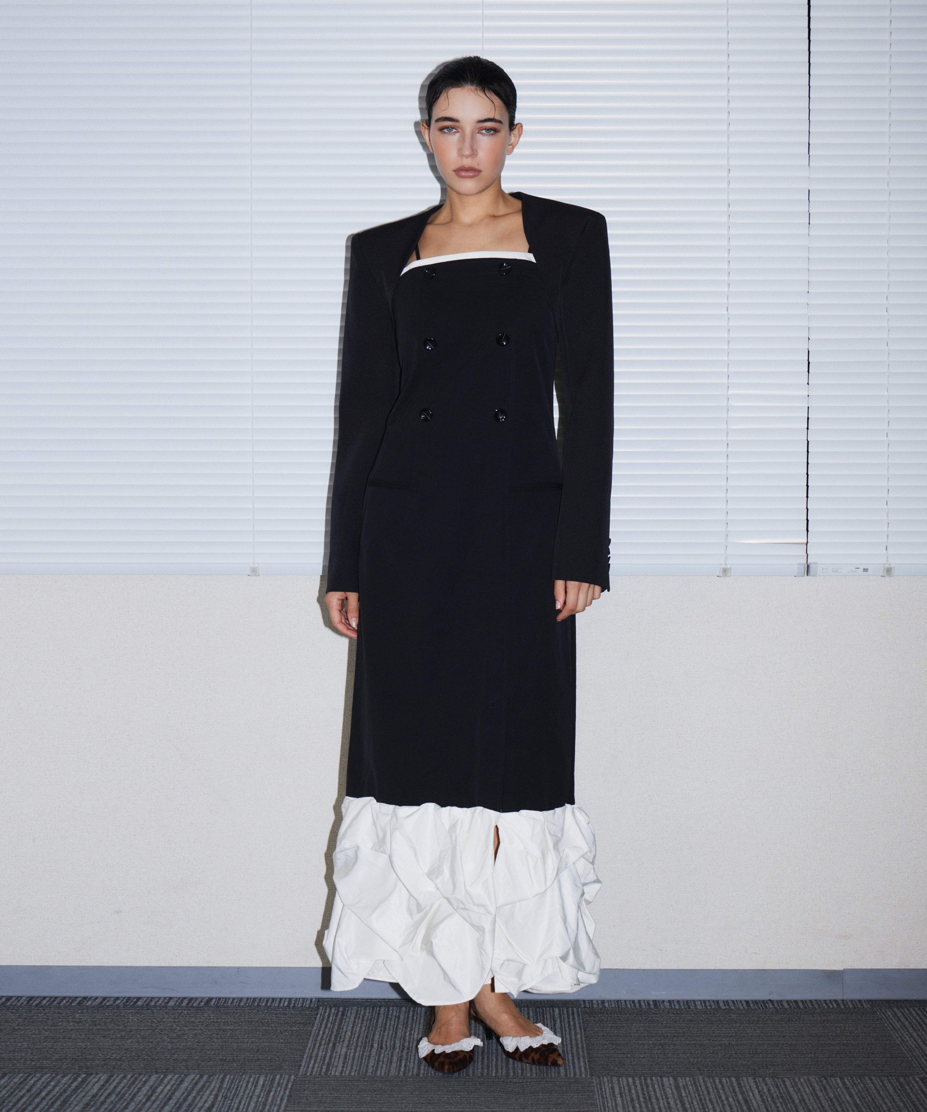 TRENCH BUBBLE DRESS ブラック 正面全身ポーズ