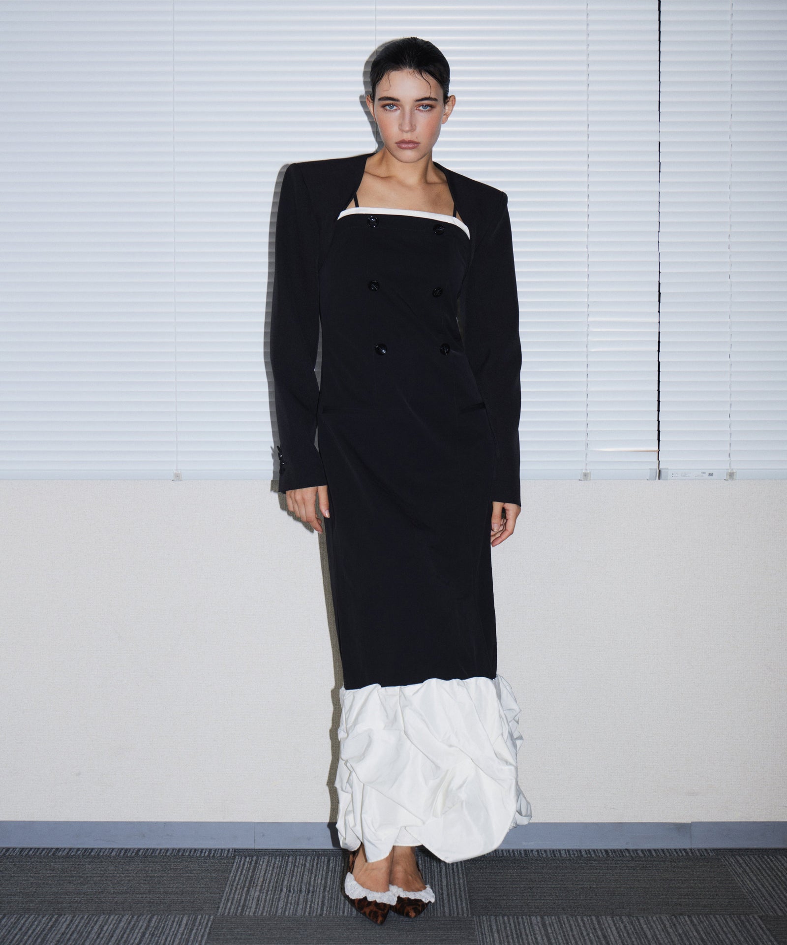 TRENCH BUBBLE DRESS ブラック 正面全身ポーズ