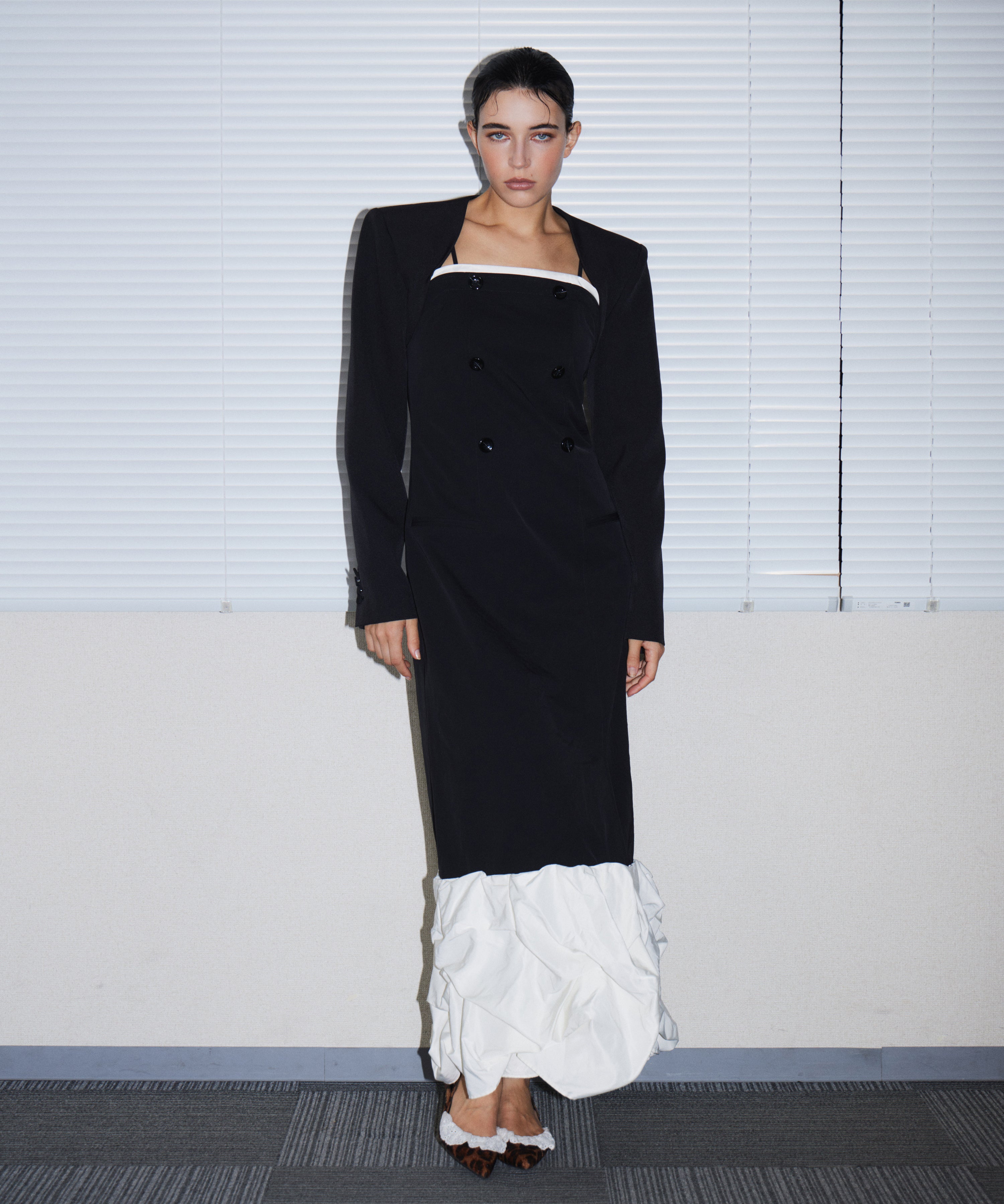 TRENCH BUBBLE DRESS ブラック 正面全身ポーズ