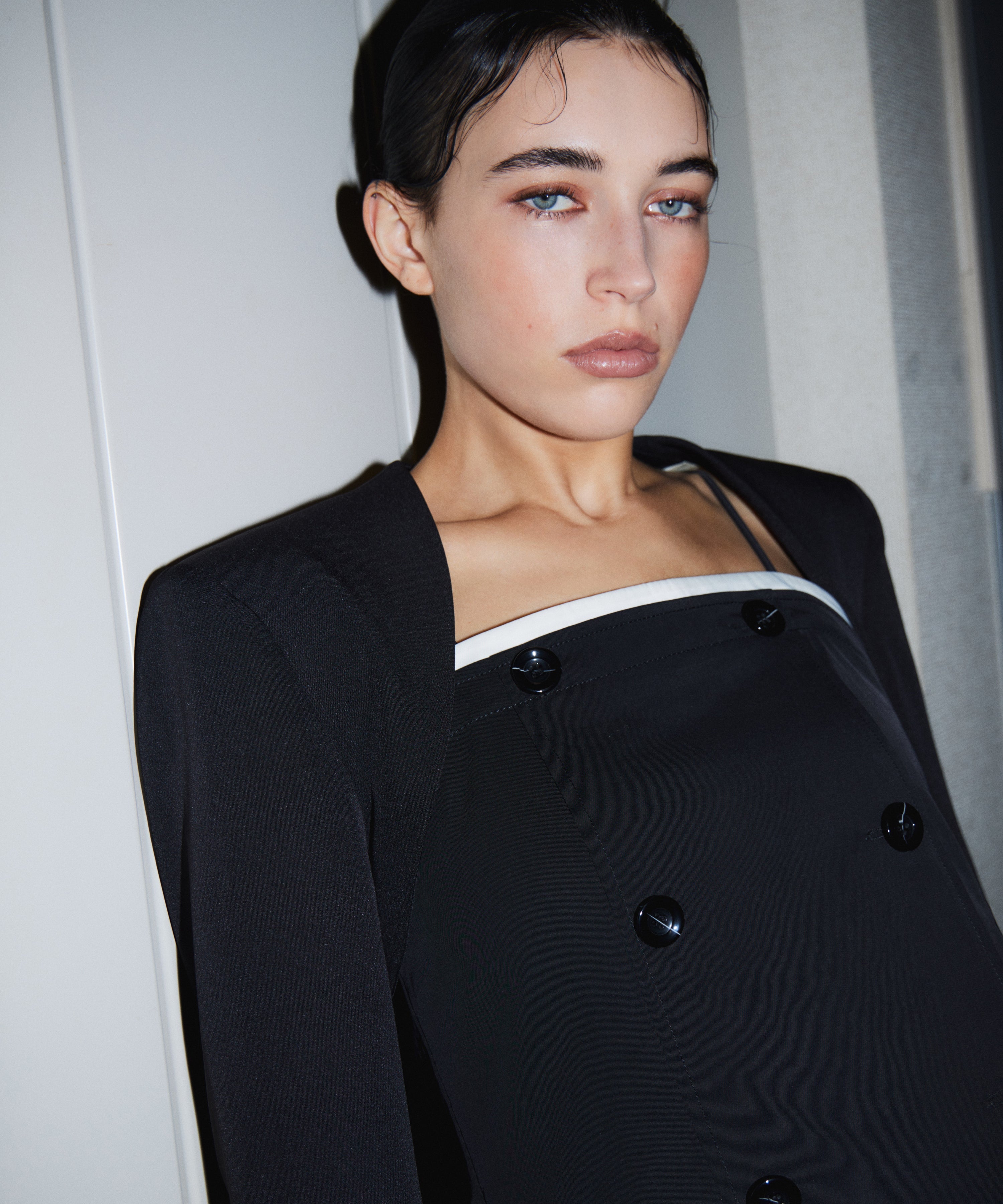 TRENCH BUBBLE DRESS ブラック 上半身アップ