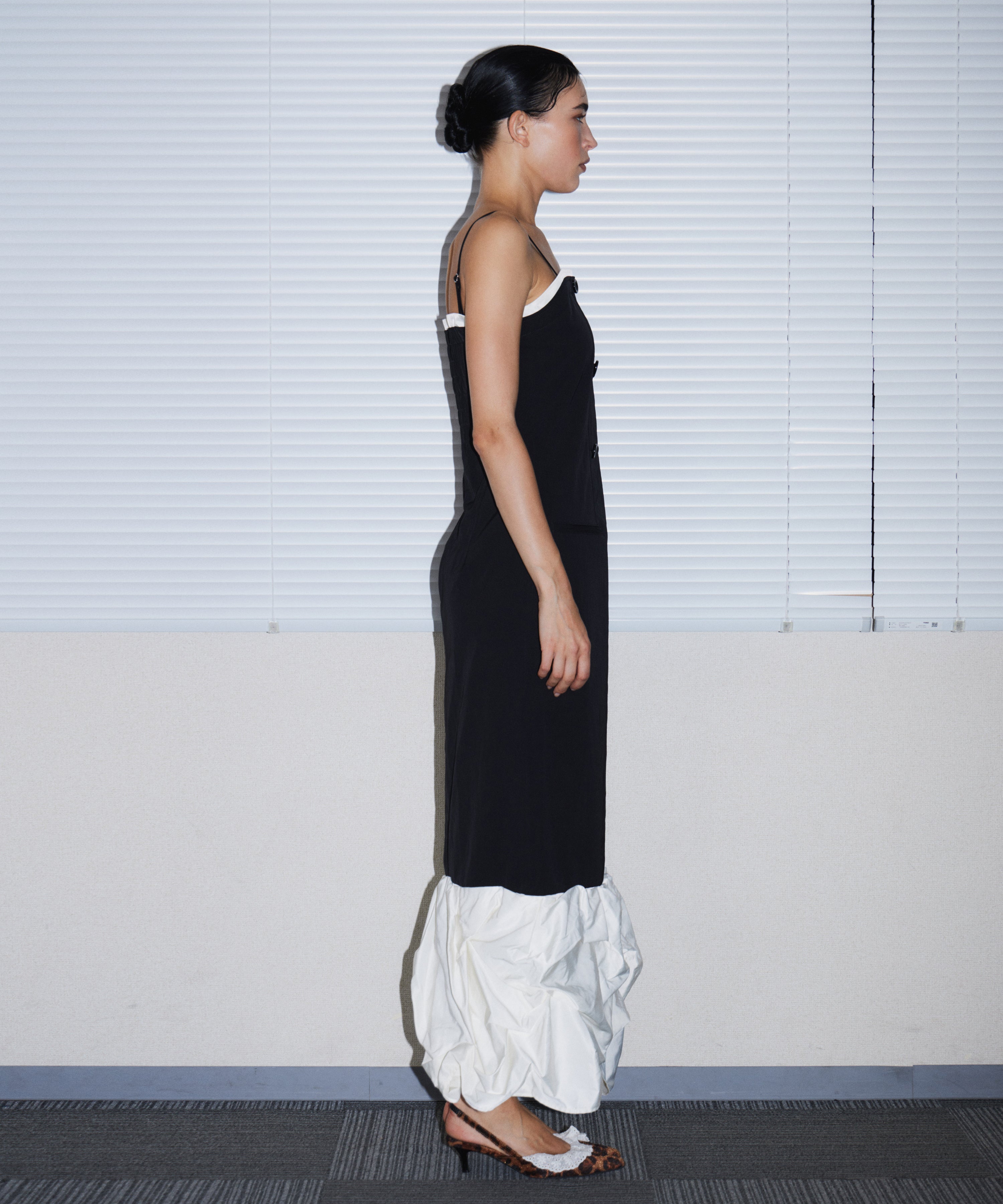 TRENCH BUBBLE DRESS ブラック 横向き全身