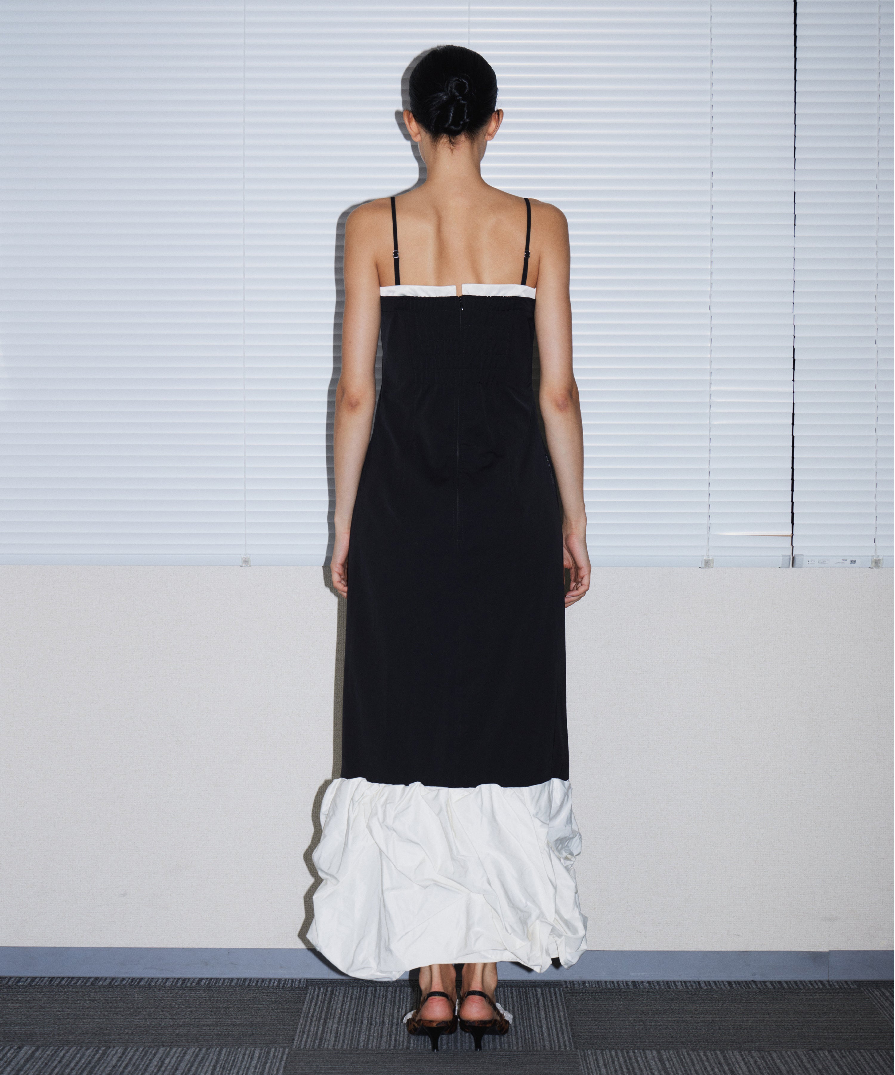 TRENCH BUBBLE DRESS ブラック 背面全身