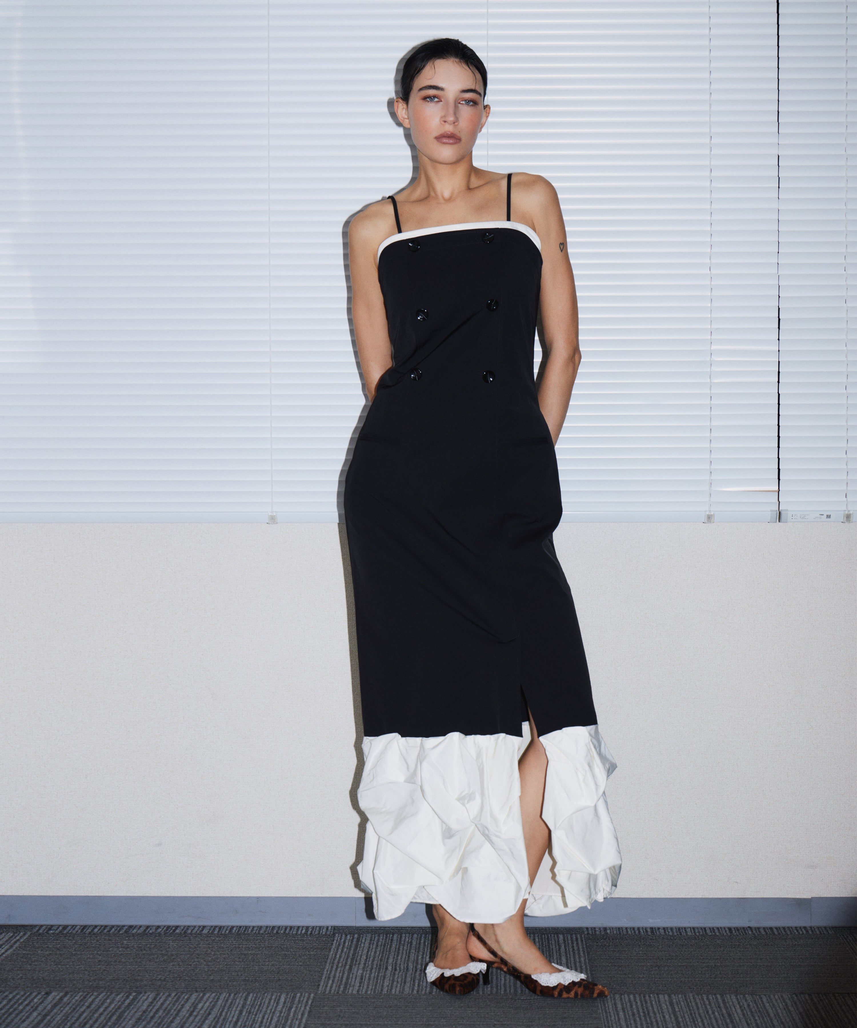 TRENCH BUBBLE DRESS ブラック 正面全身ポーズ