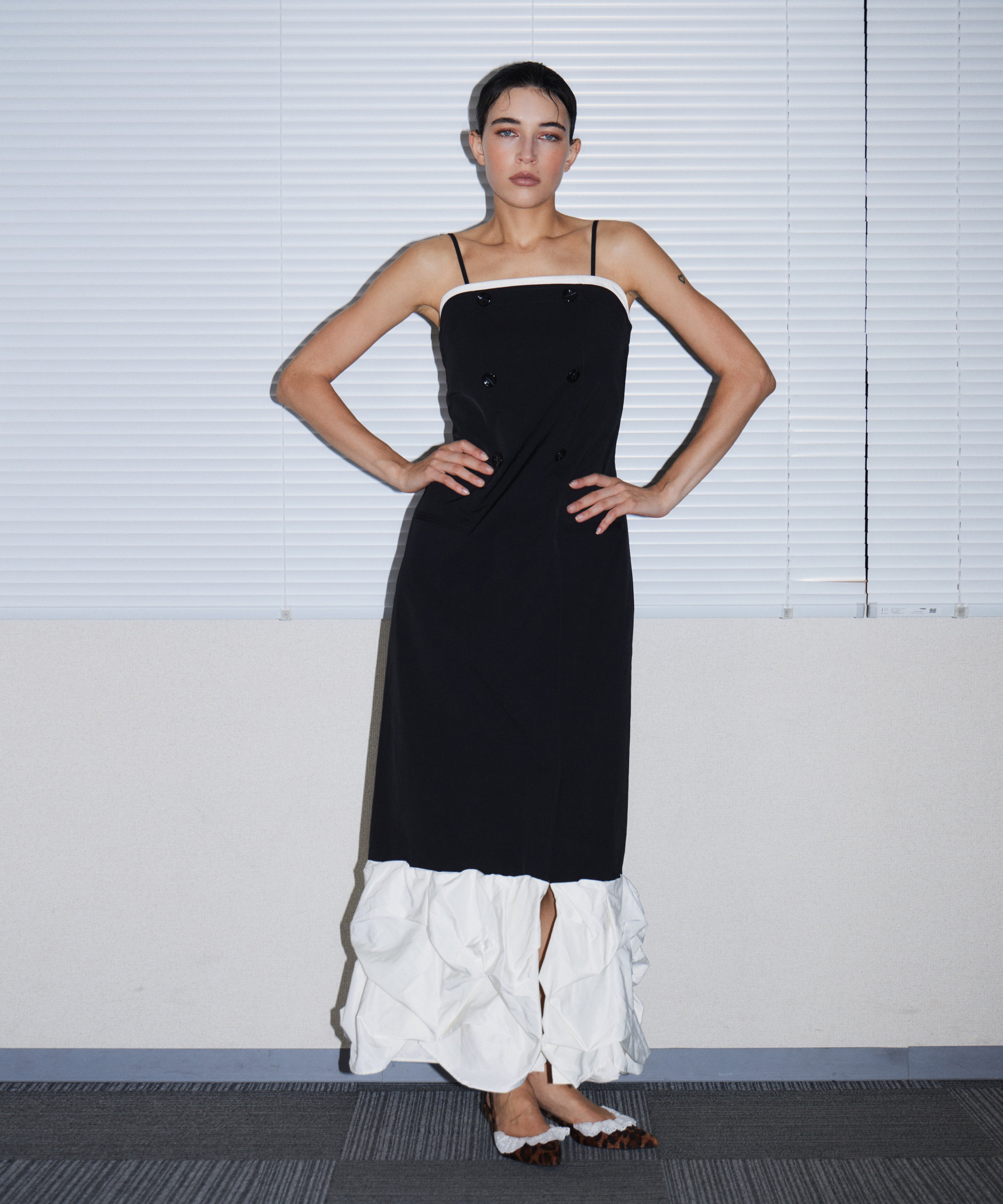 TRENCH BUBBLE DRESS ブラック 正面全身ポーズ