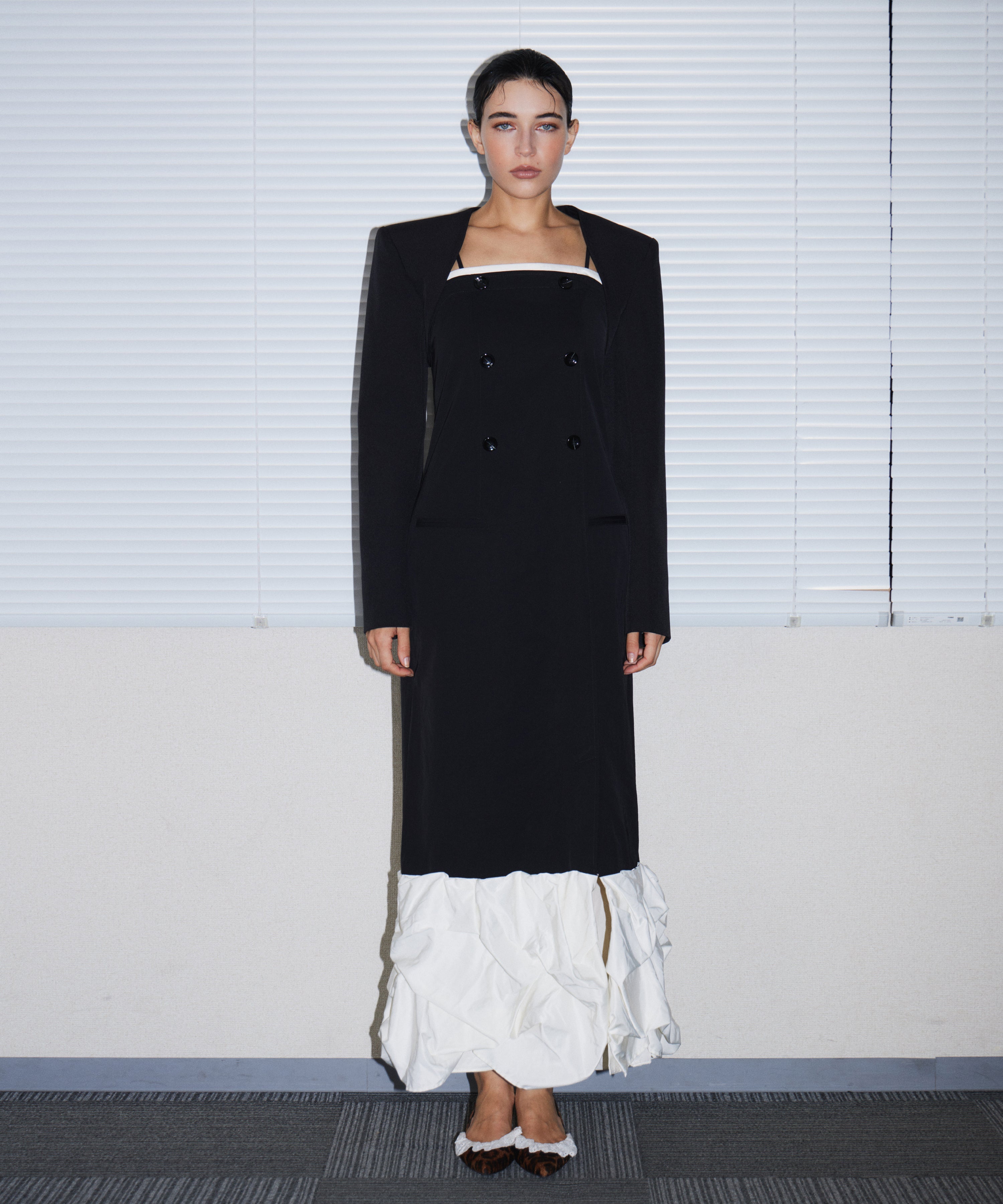 TRENCH BUBBLE DRESS ブラック 正面全身