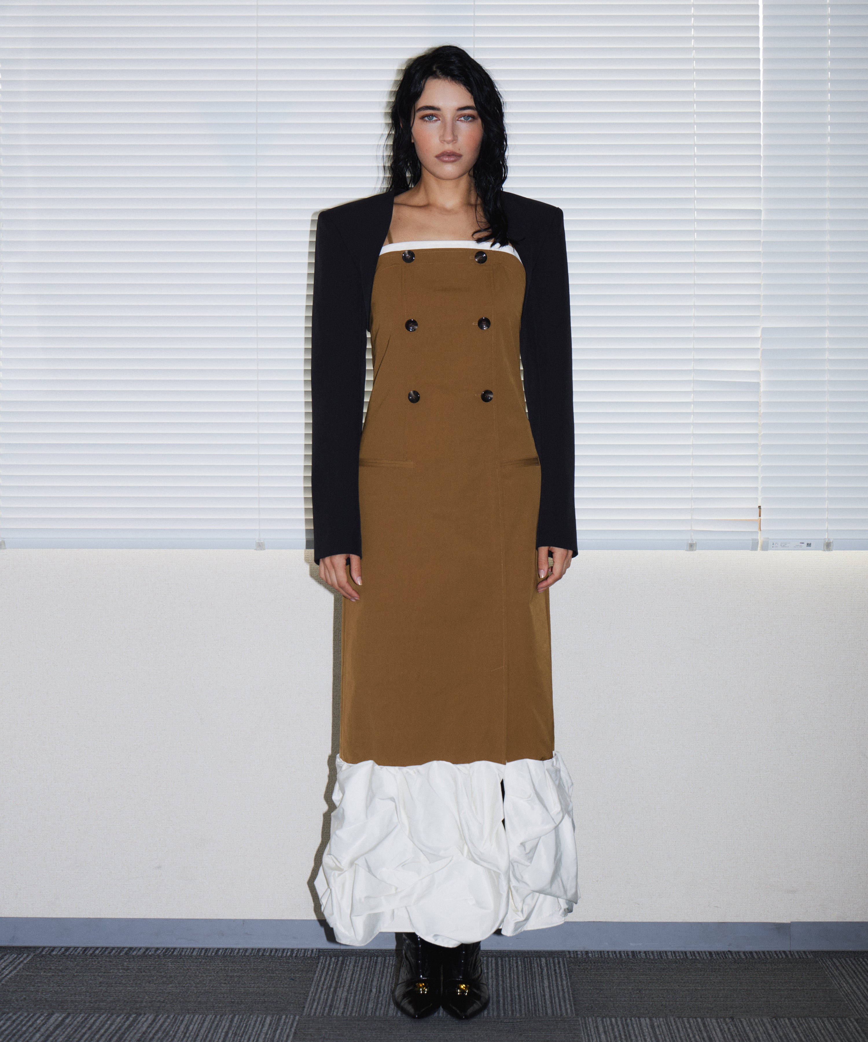 TRENCH BUBBLE DRESS キャメル 正面全身