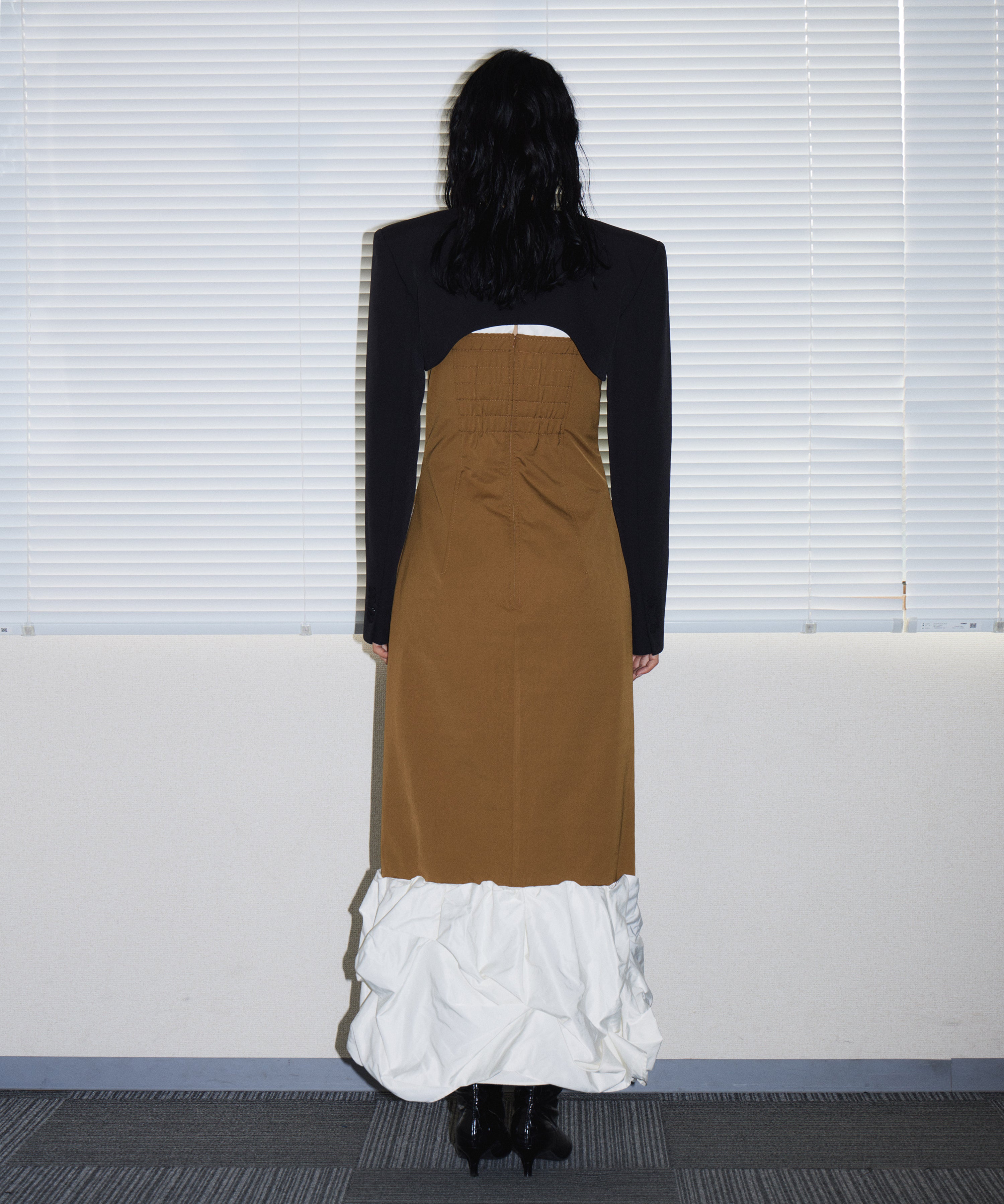 TRENCH BUBBLE DRESS キャメル 背面全身