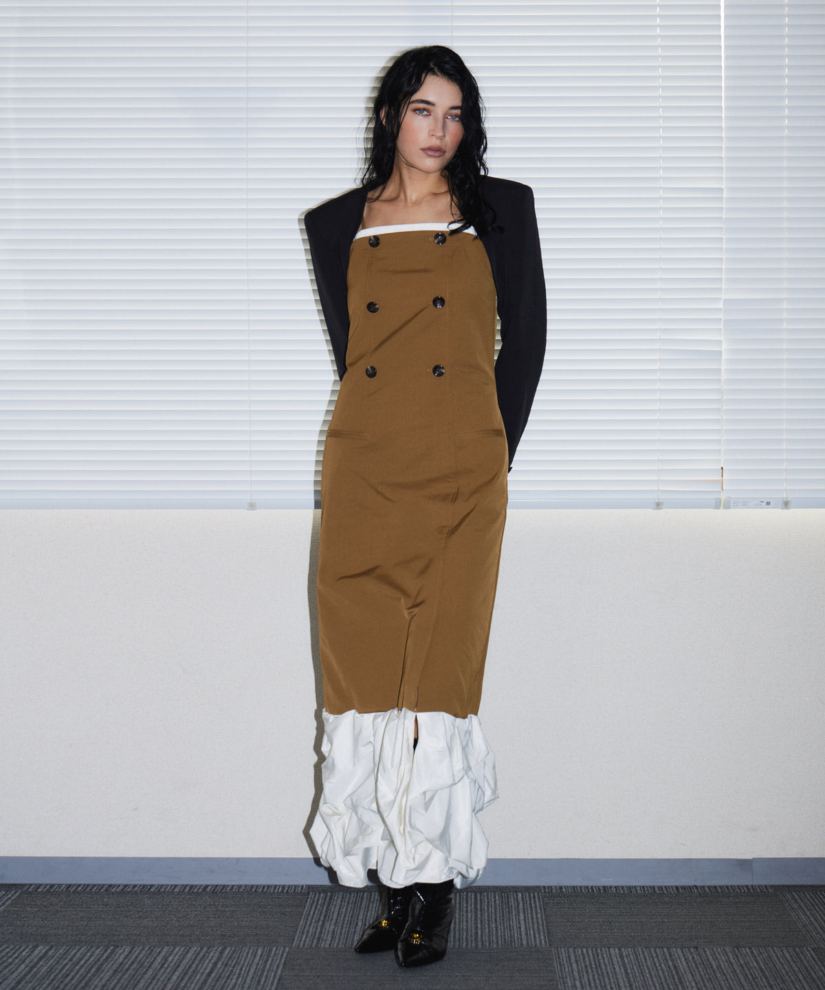 TRENCH BUBBLE DRESS キャメル 正面全身ポーズ