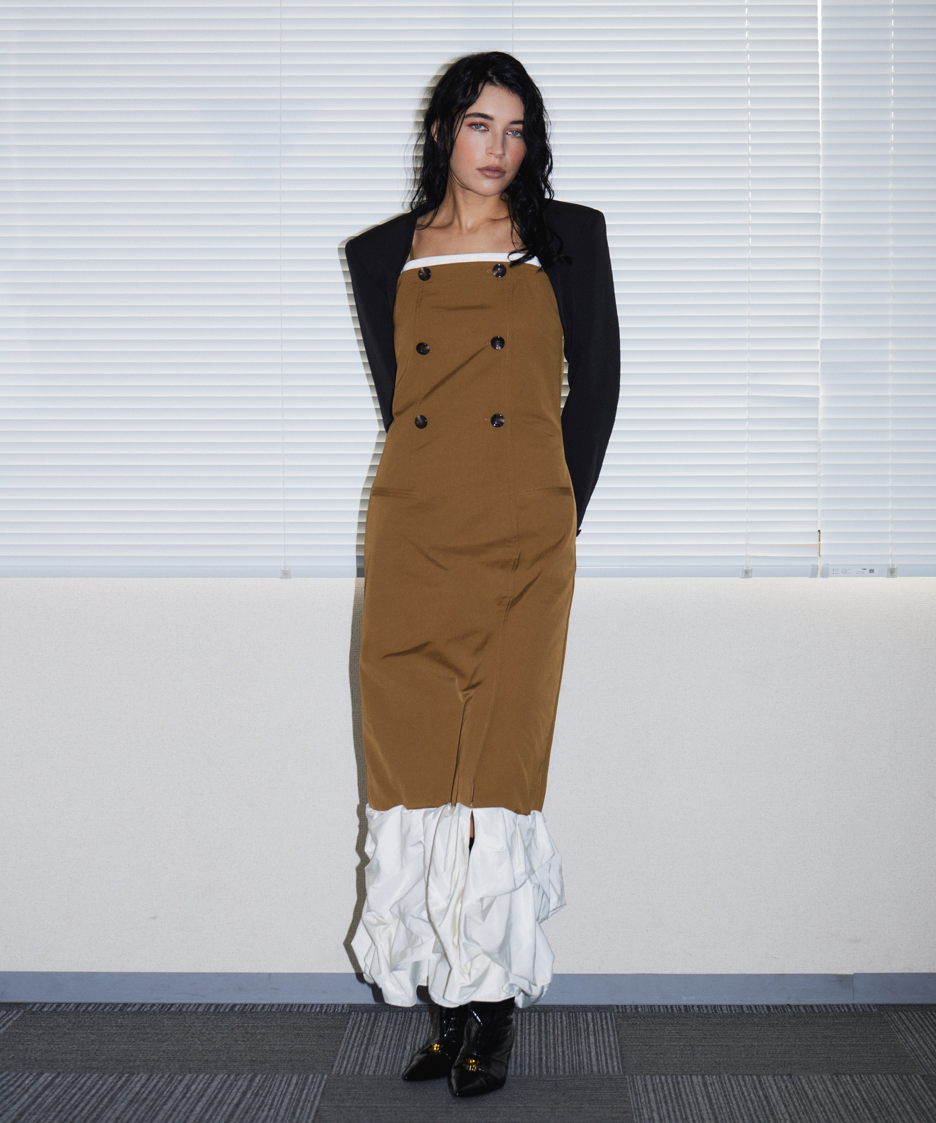 TRENCH BUBBLE DRESS キャメル 正面全身ポーズ