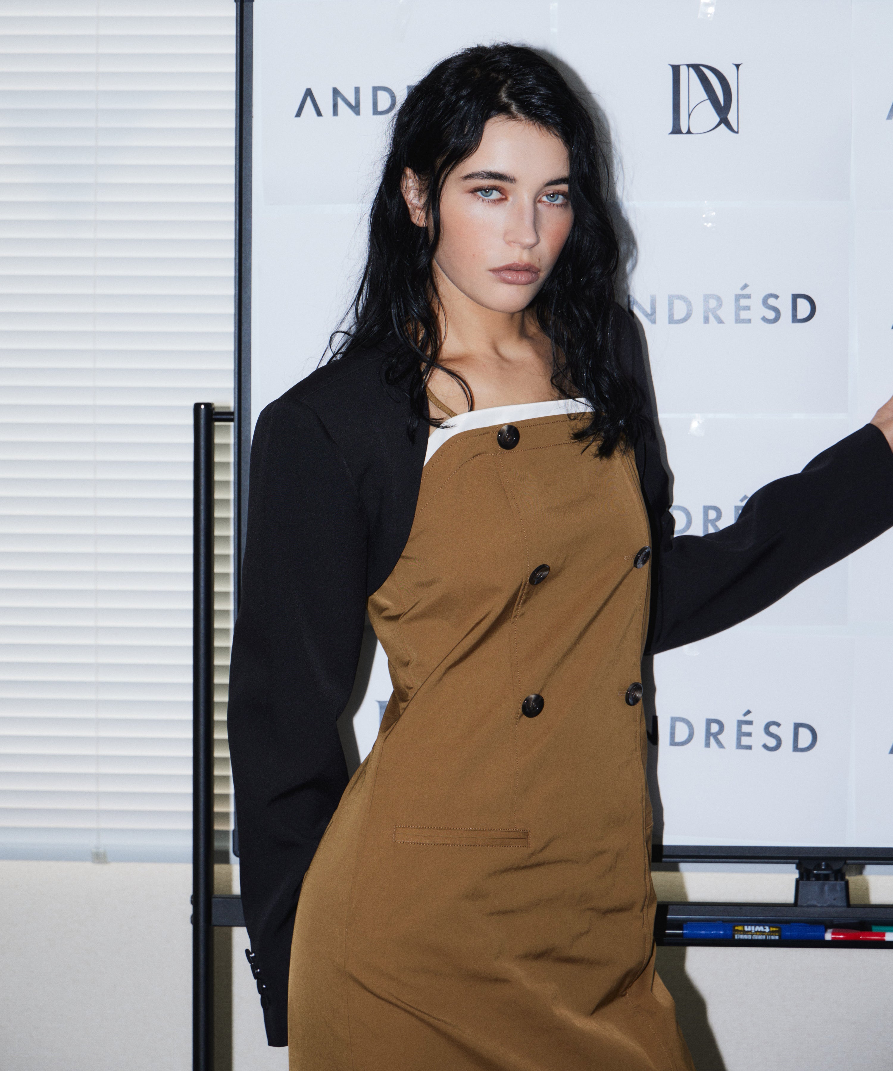 TRENCH BUBBLE DRESS キャメル 上半身アップポーズ