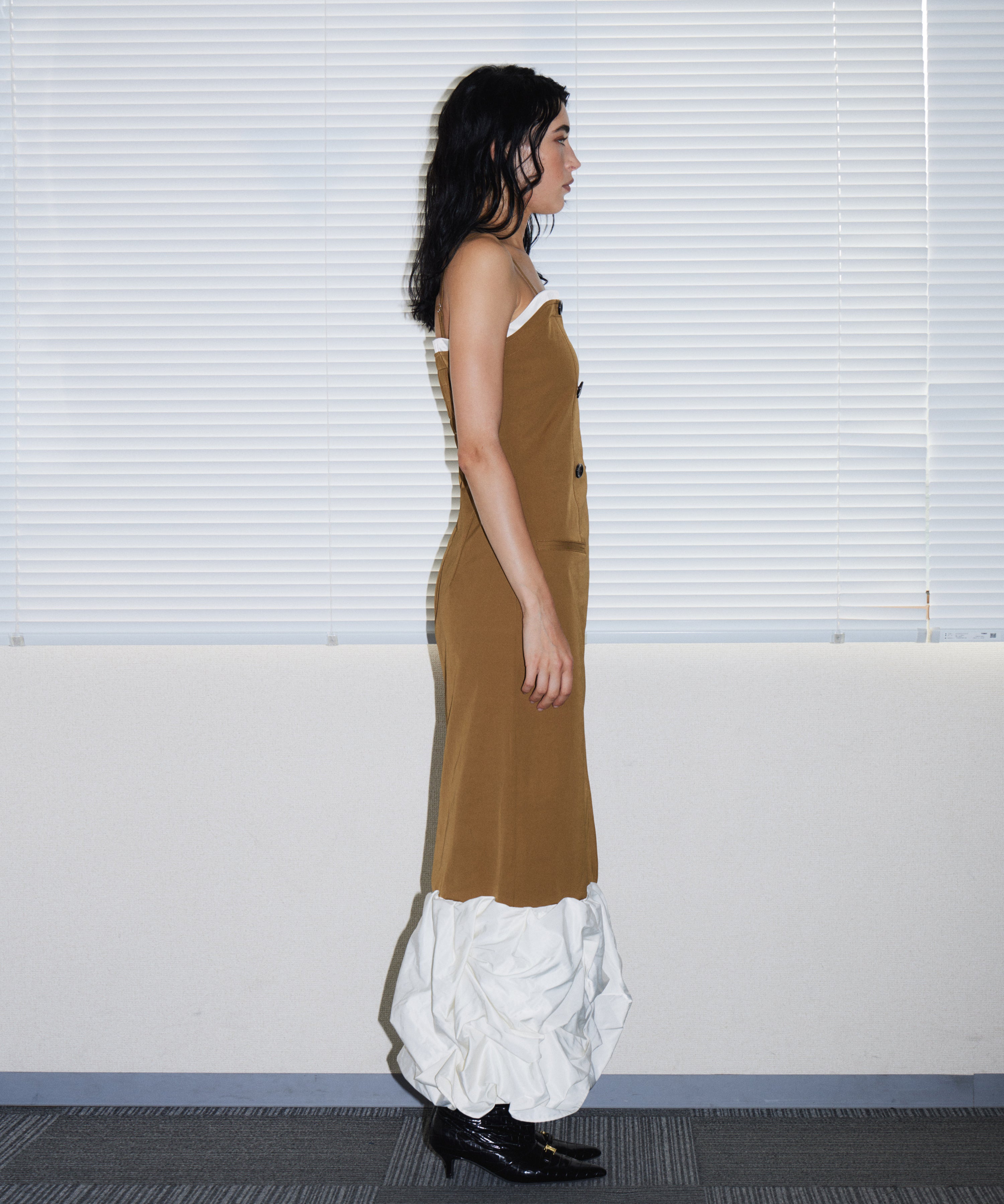 TRENCH BUBBLE DRESS キャメル 横向き全身