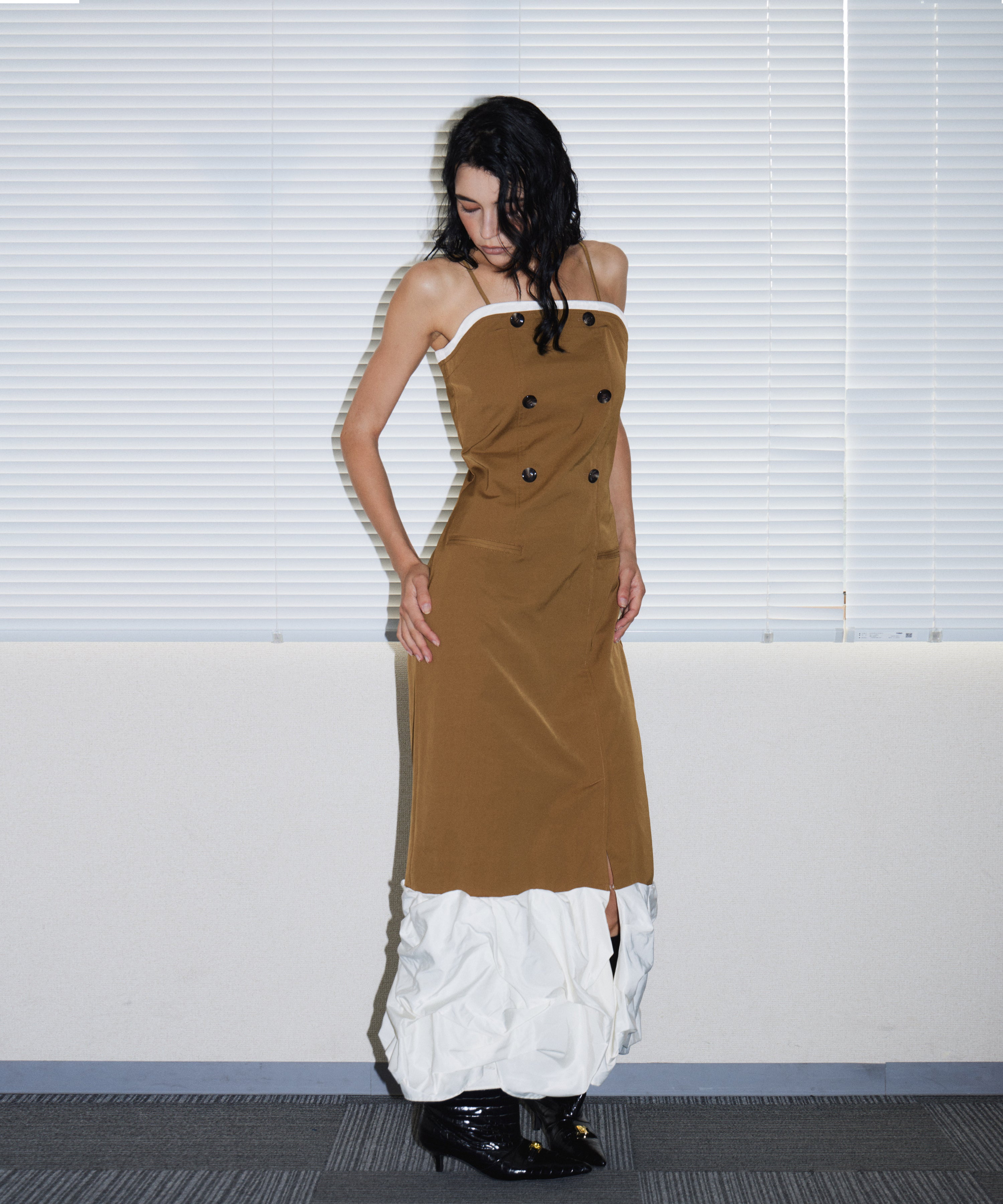 TRENCH BUBBLE DRESS キャメル 正面全身ポーズ