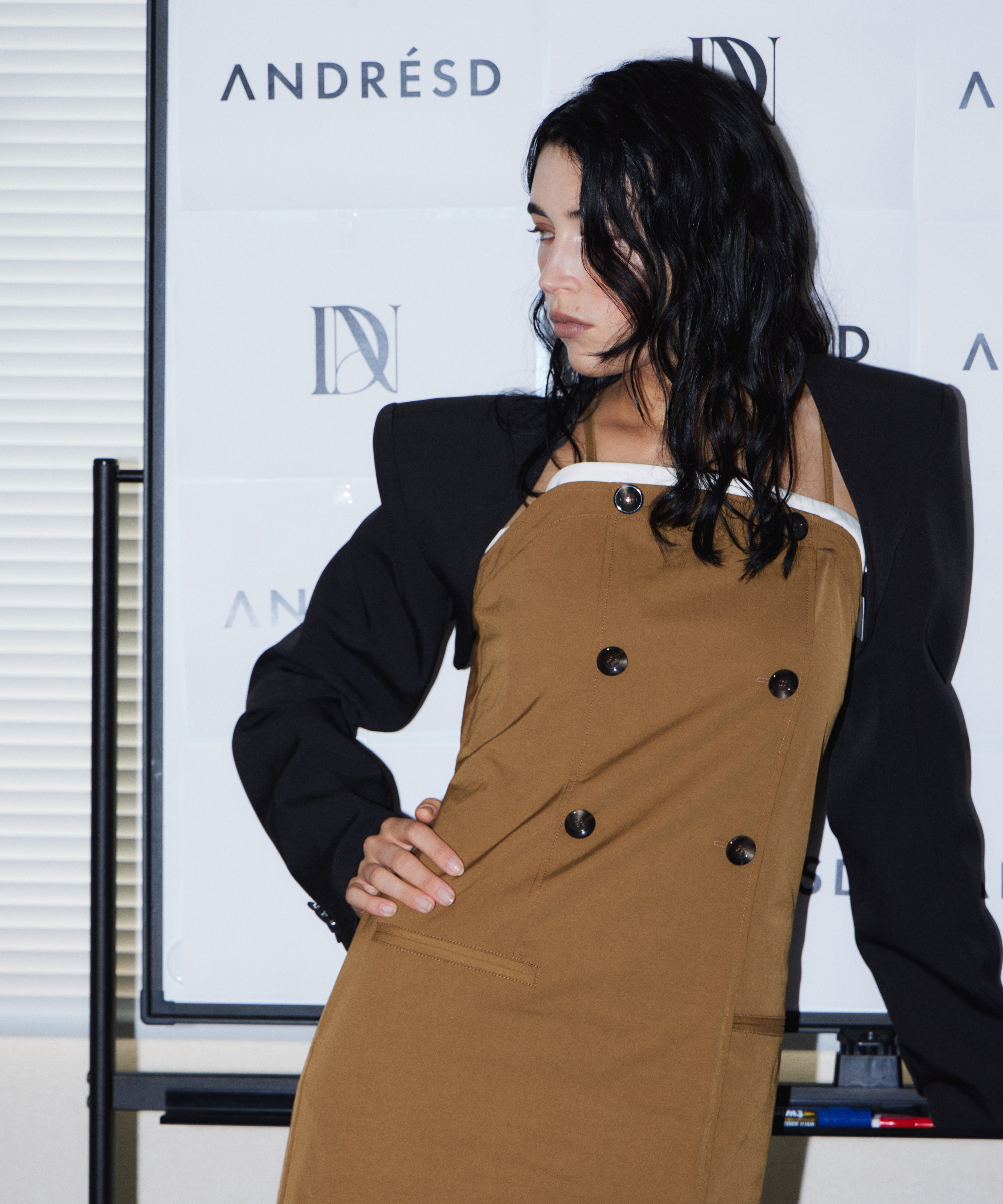 TRENCH BUBBLE DRESS キャメル 上半身アップポーズ