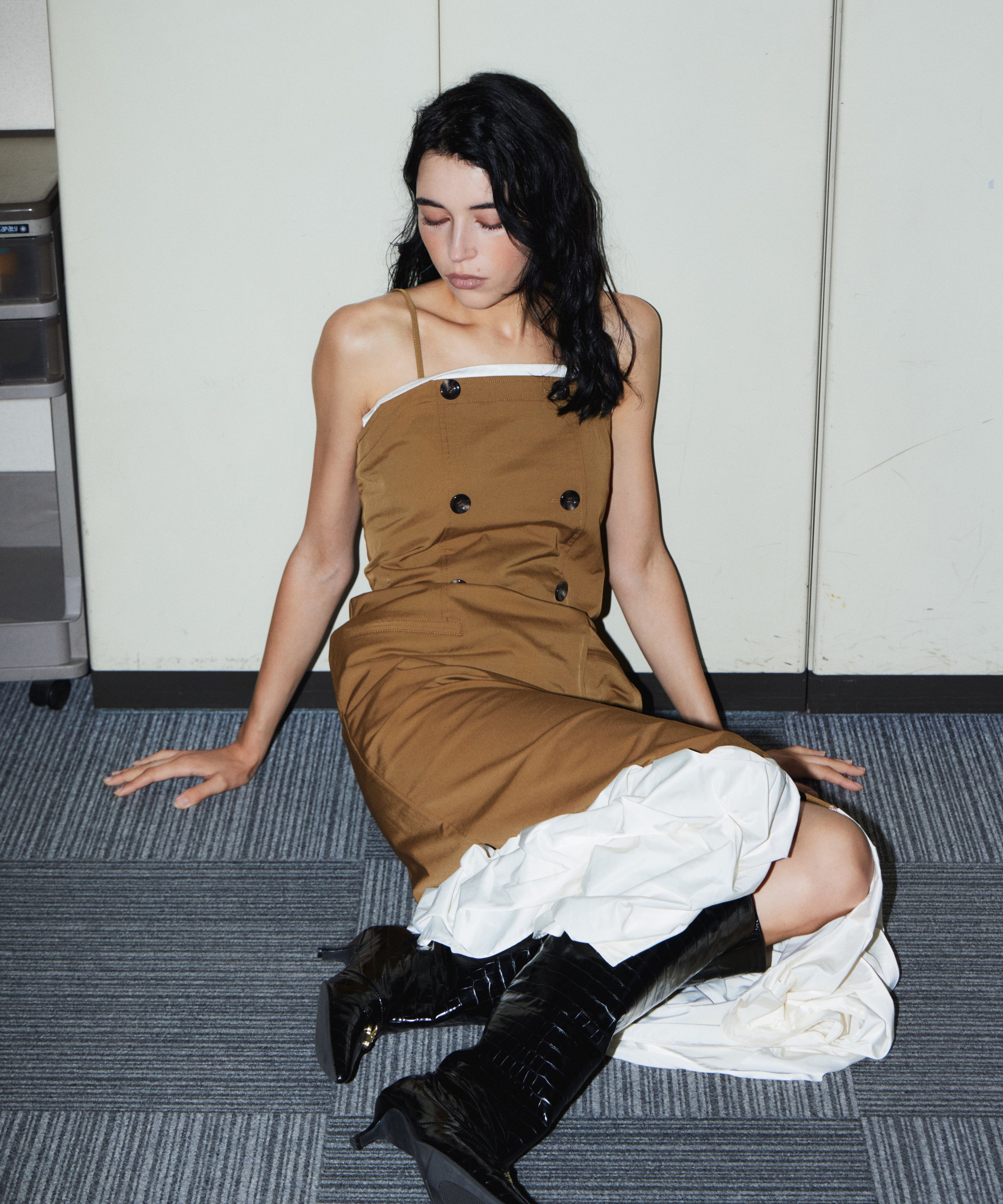 TRENCH BUBBLE DRESS キャメル 座りポーズ