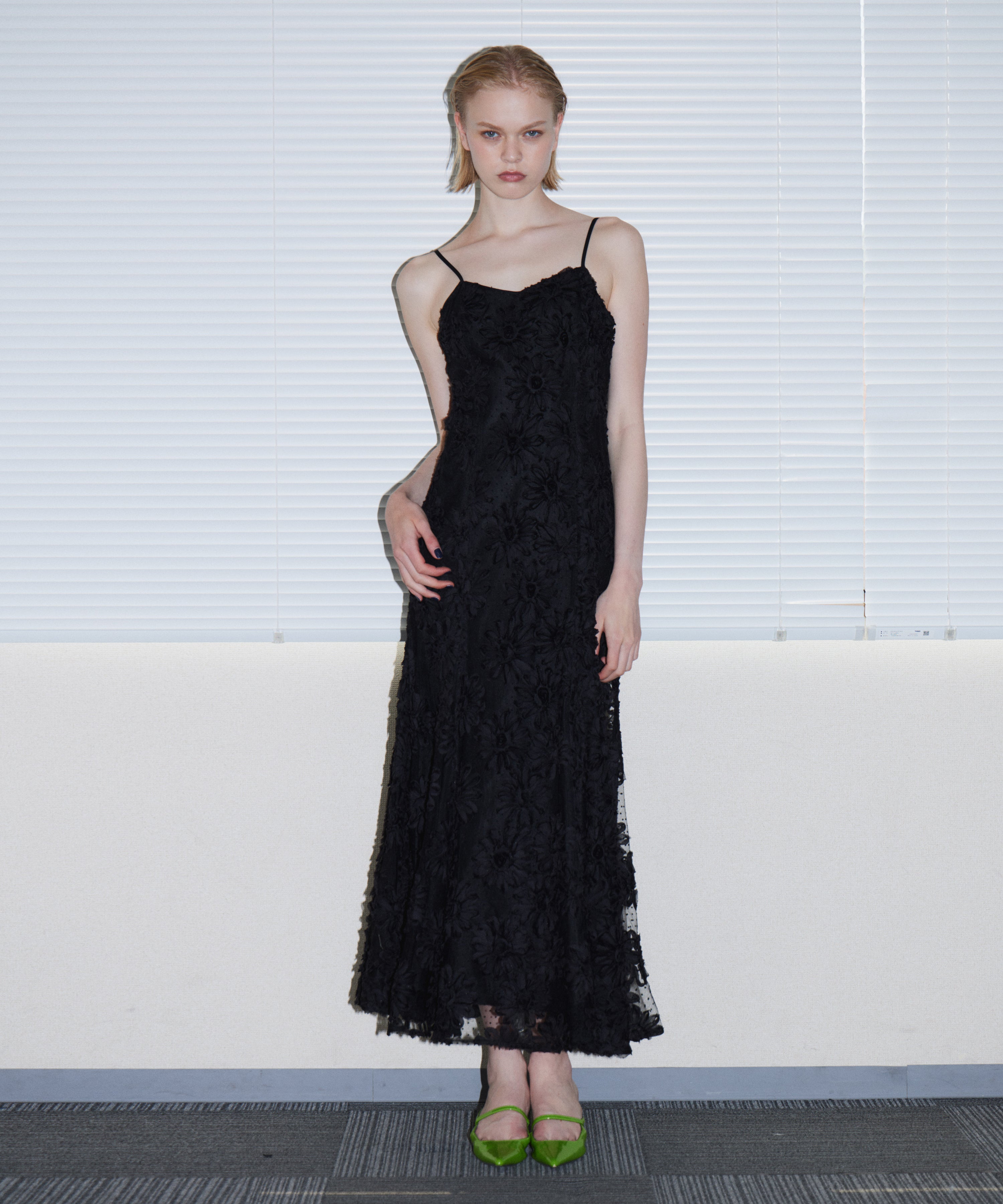 FLOCKING BOLERO DRESS ブラック 正面全身ポーズ