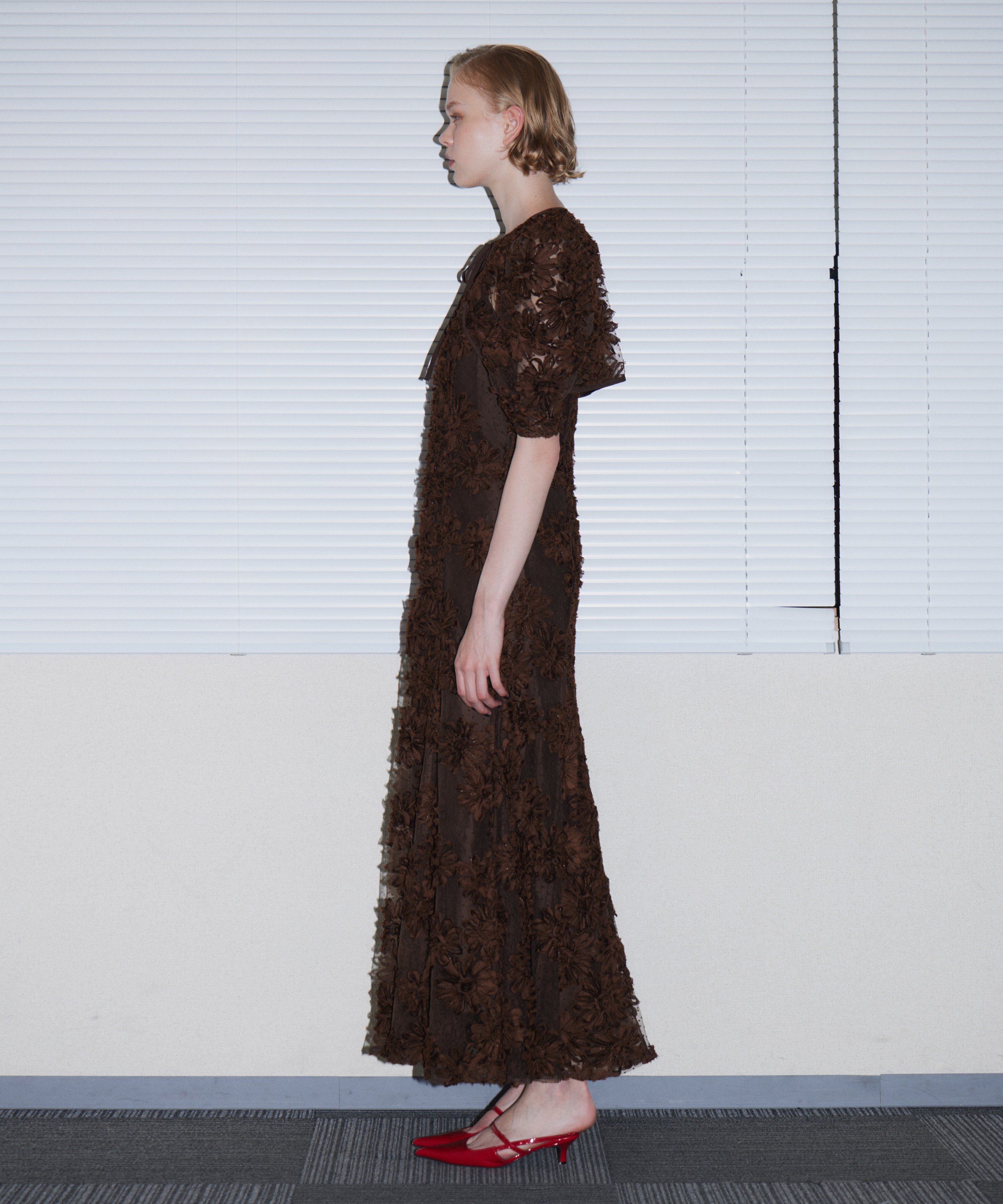 FLOCKING BOLERO DRESS ブラウン 横向き全身