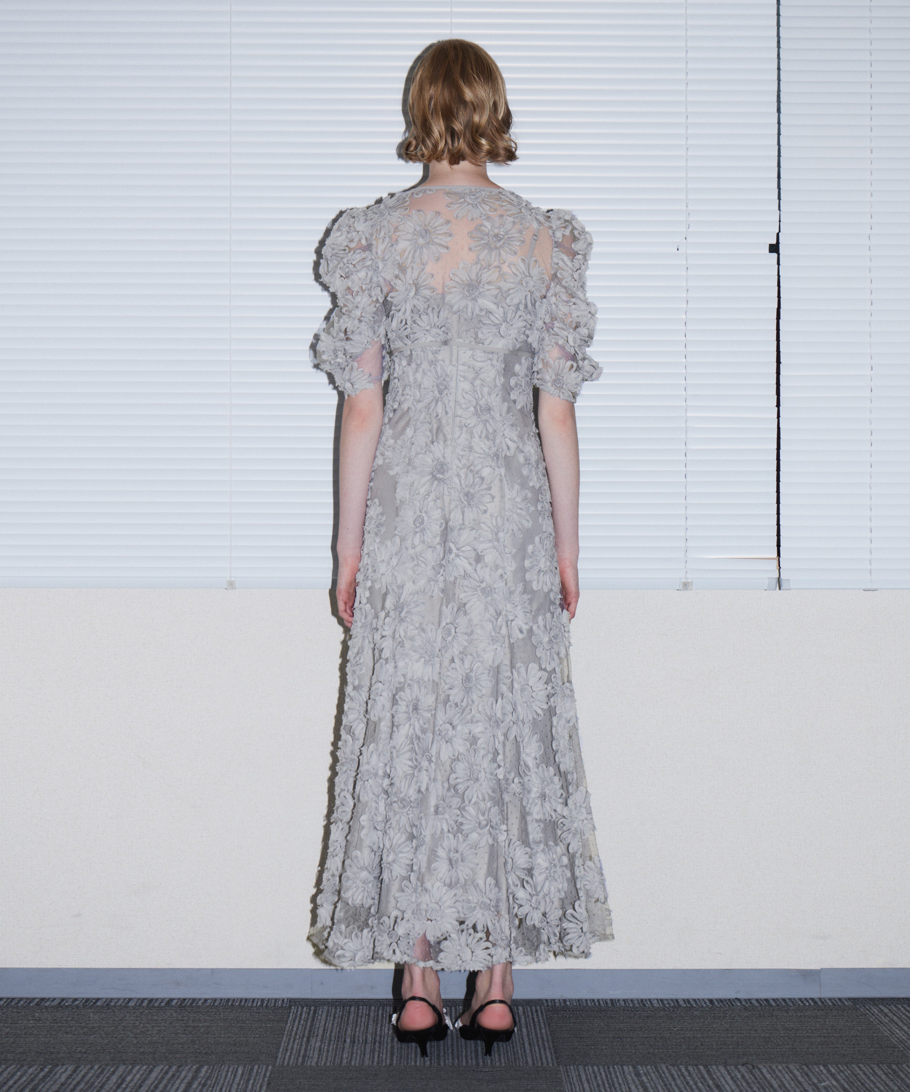 FLOCKING BOLERO DRESS グレー 背面全身