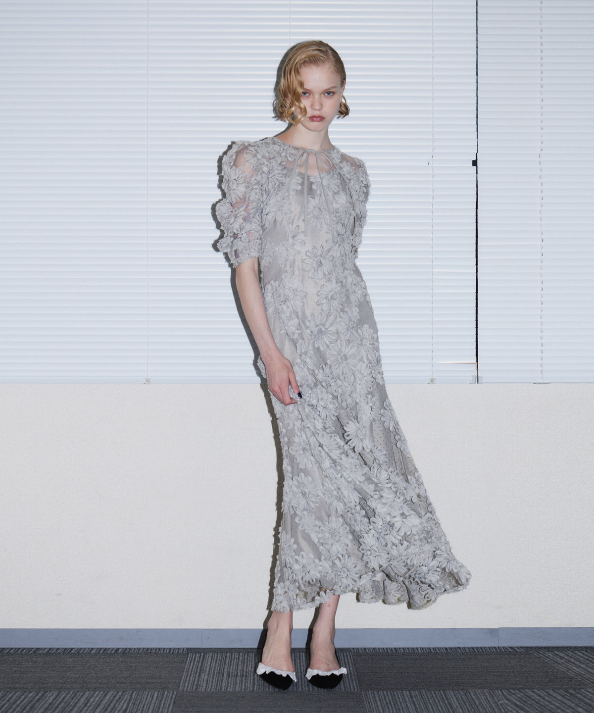 FLOCKING BOLERO DRESS グレー 正面全身ポーズ