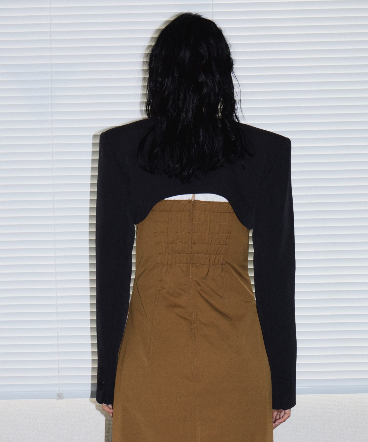 TAILORED POWER JACKET ブラック 背面上半身アップ