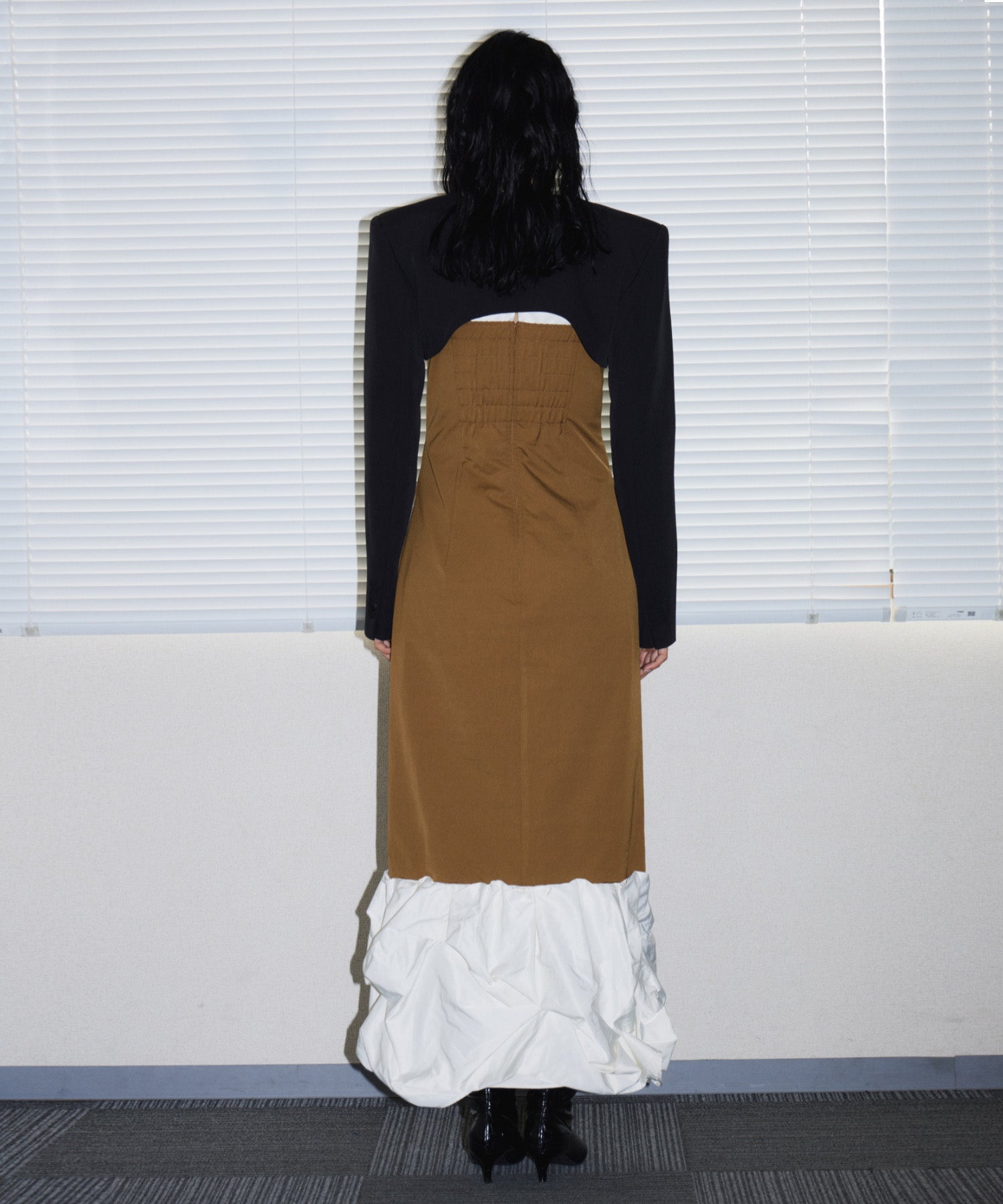 TAILORED POWER JACKET ブラック 背面全身