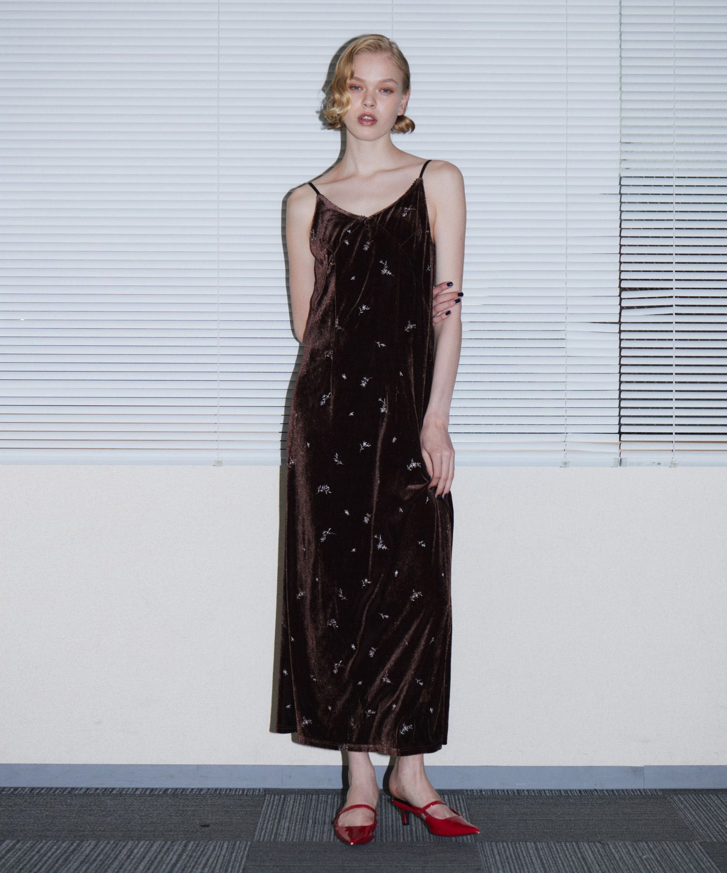 GLIMMER FLOWER DRESS ブラウン 正面全身ポーズ