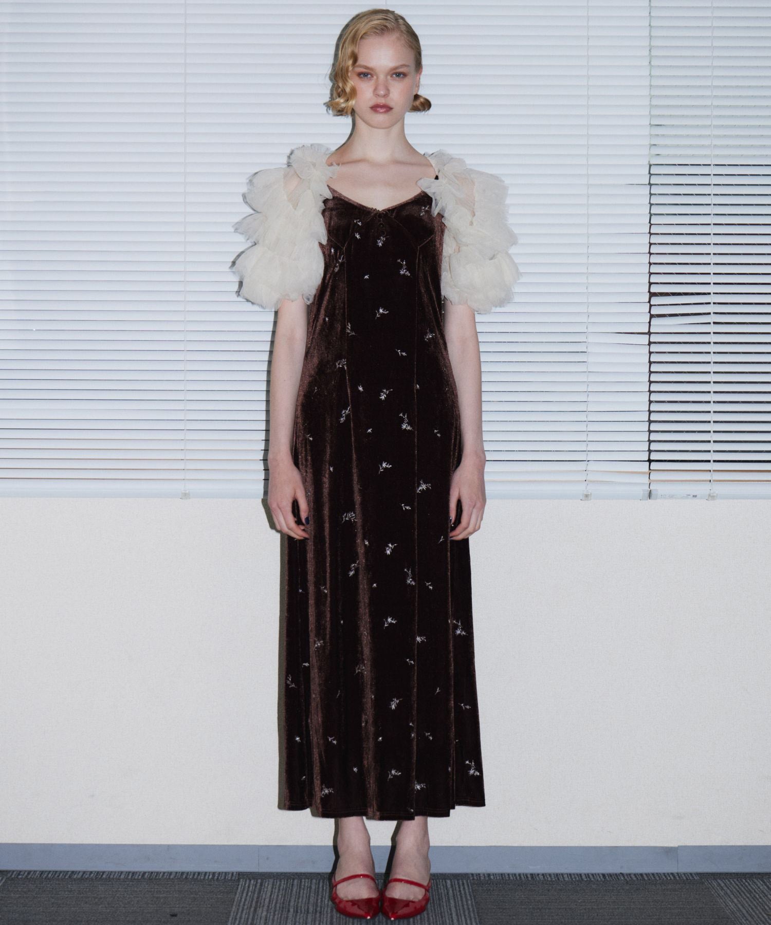 GLIMMER FLOWER DRESS ブラウン 正面全身