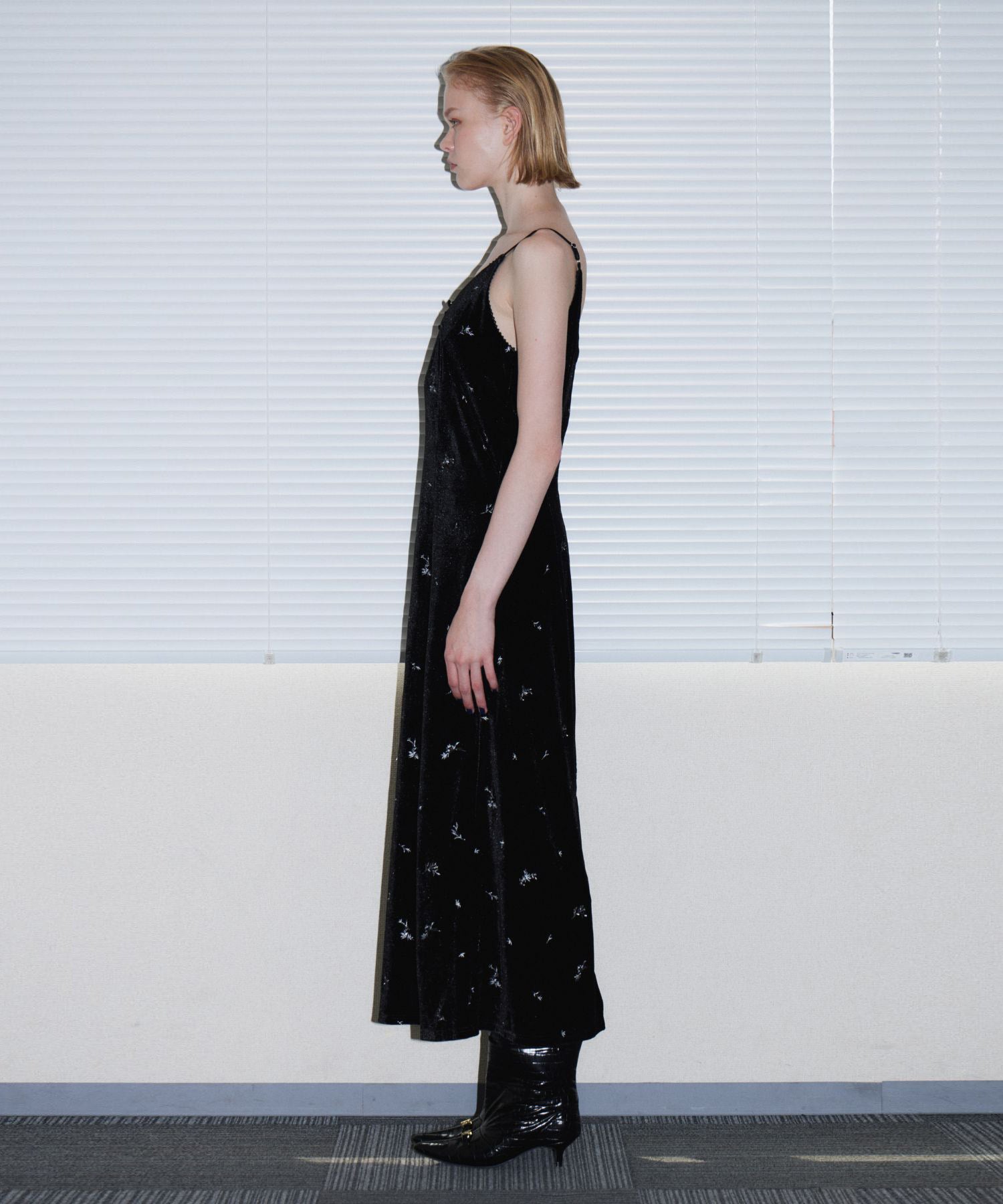 GLIMMER FLOWER DRESS ブラック 横向き全身