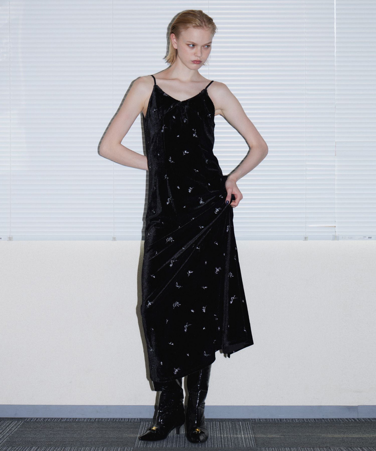 GLIMMER FLOWER DRESS ブラック 正面全身ポーズ
