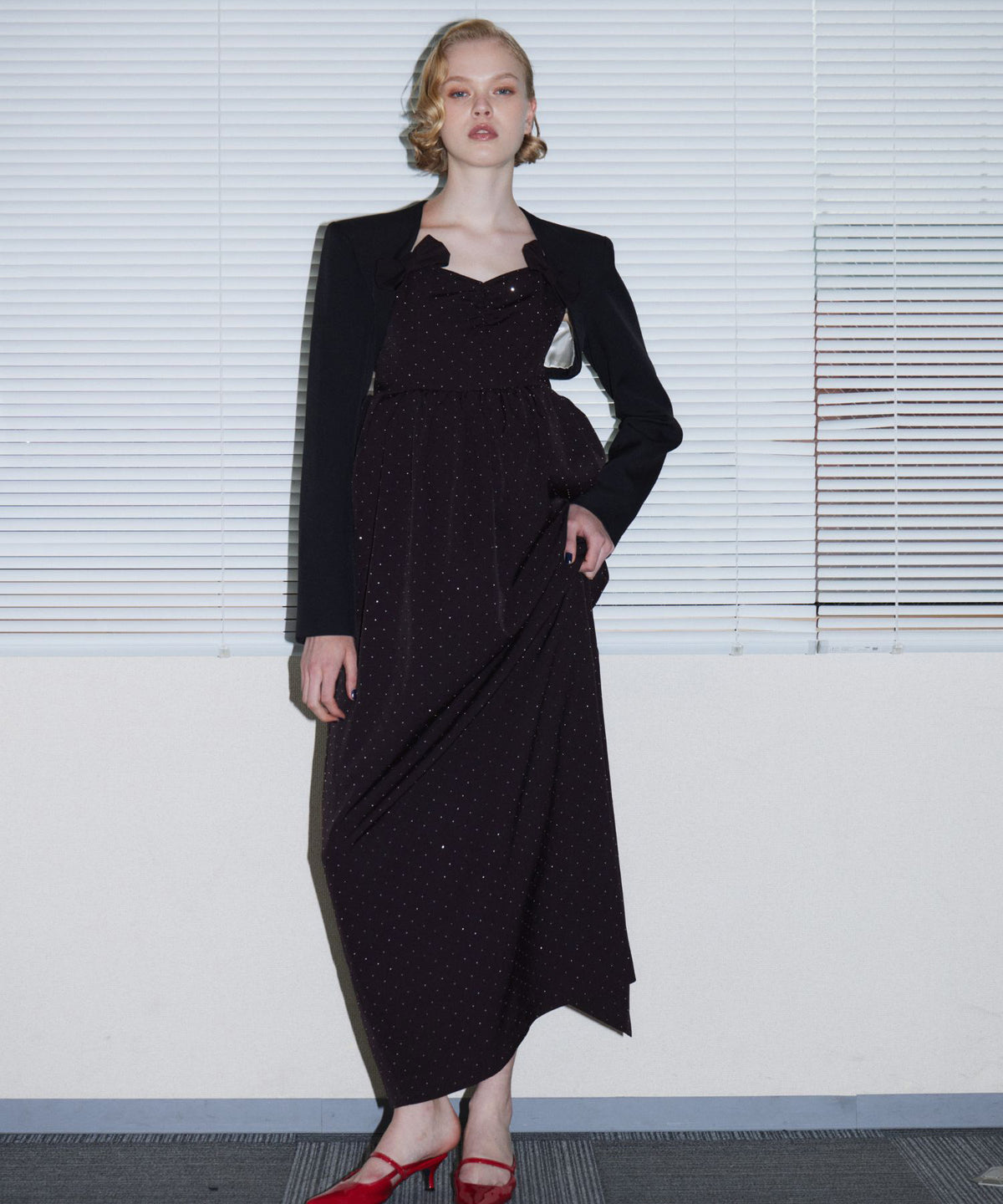 GRINT RIBBON LONG DRESS ブラウン 正面全身ポーズ