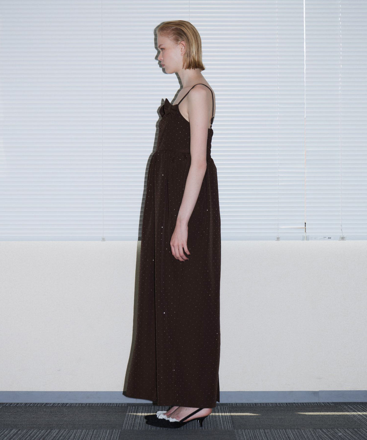 GRINT RIBBON LONG DRESS ブラウン 横向き全身