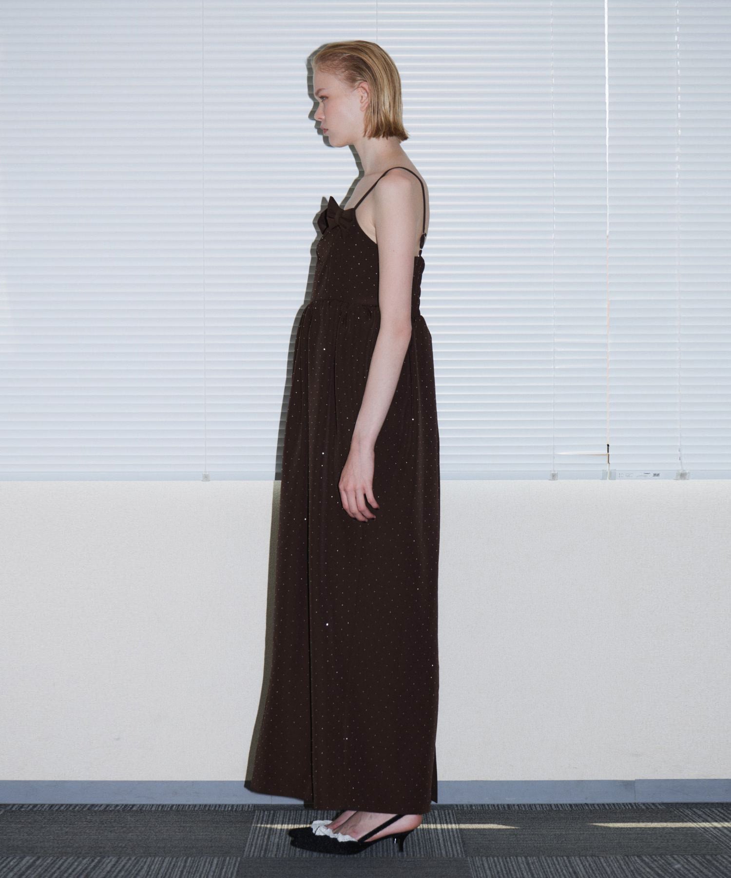 GRINT RIBBON LONG DRESS ブラウン 横向き全身