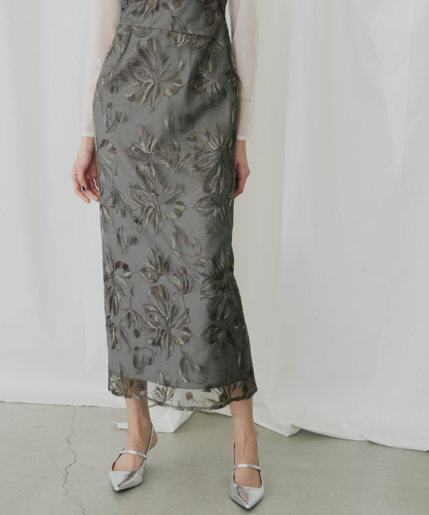 PLEATED FRONT FLOWER DRESS