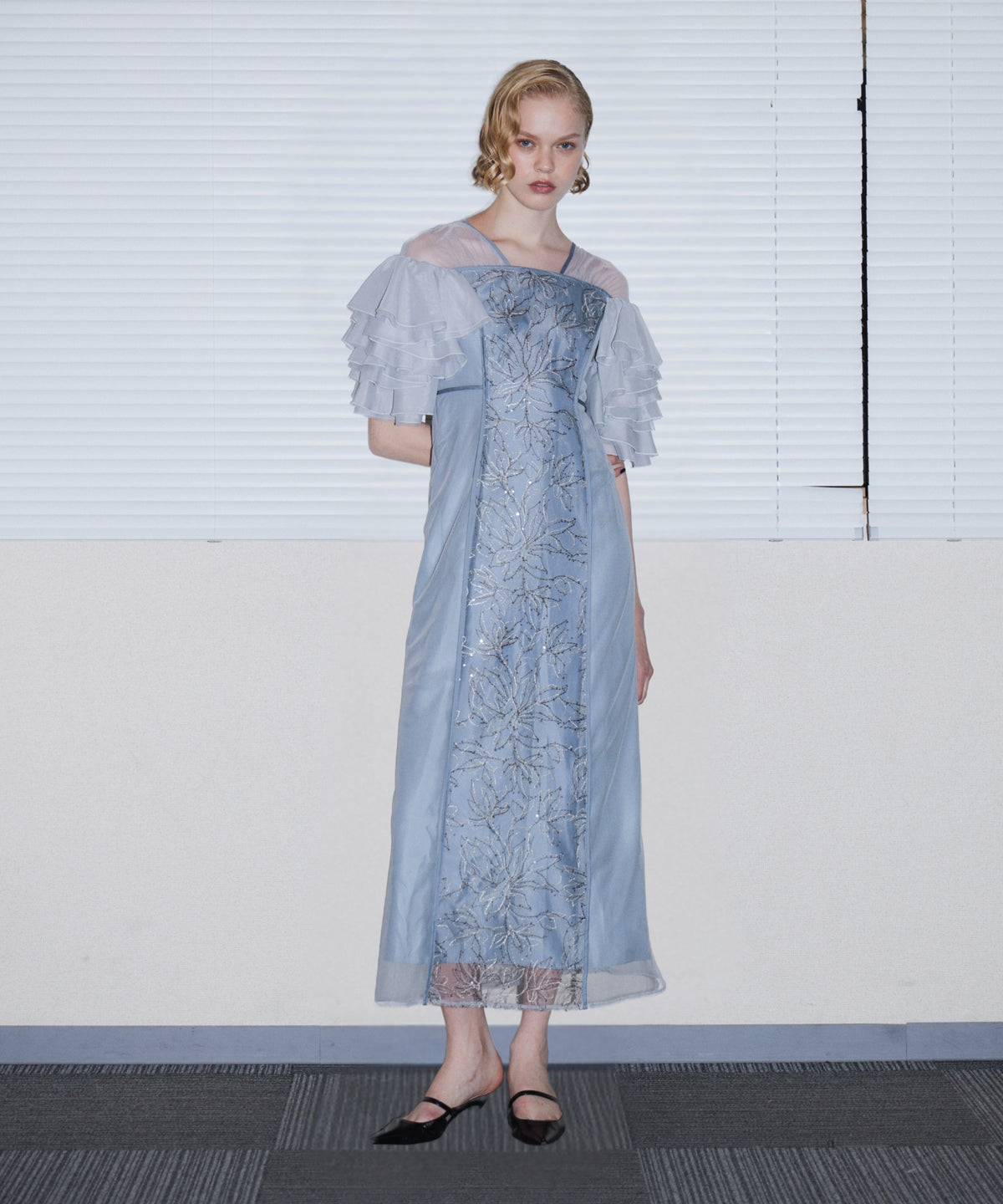 SPANGLE RUFFLE DRESS グレー 正面全身ポーズ