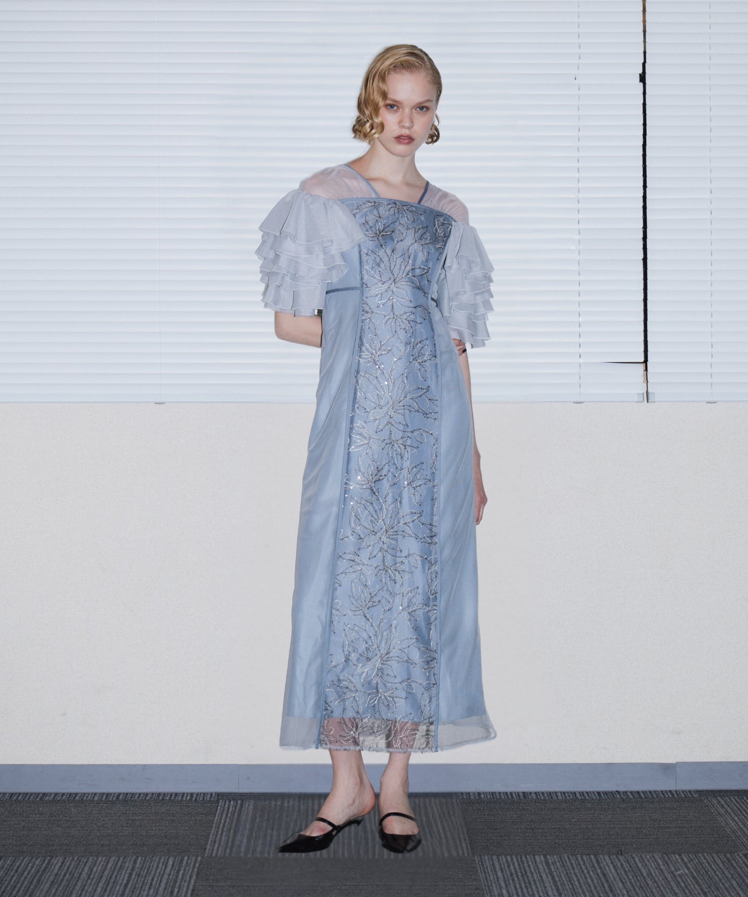 SPANGLE RUFFLE DRESS グレー 正面全身ポーズ