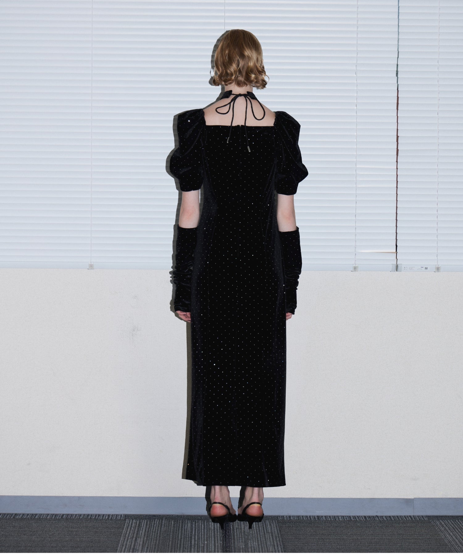 GRINT VELOUR DRESS ブラック 背面全身着用