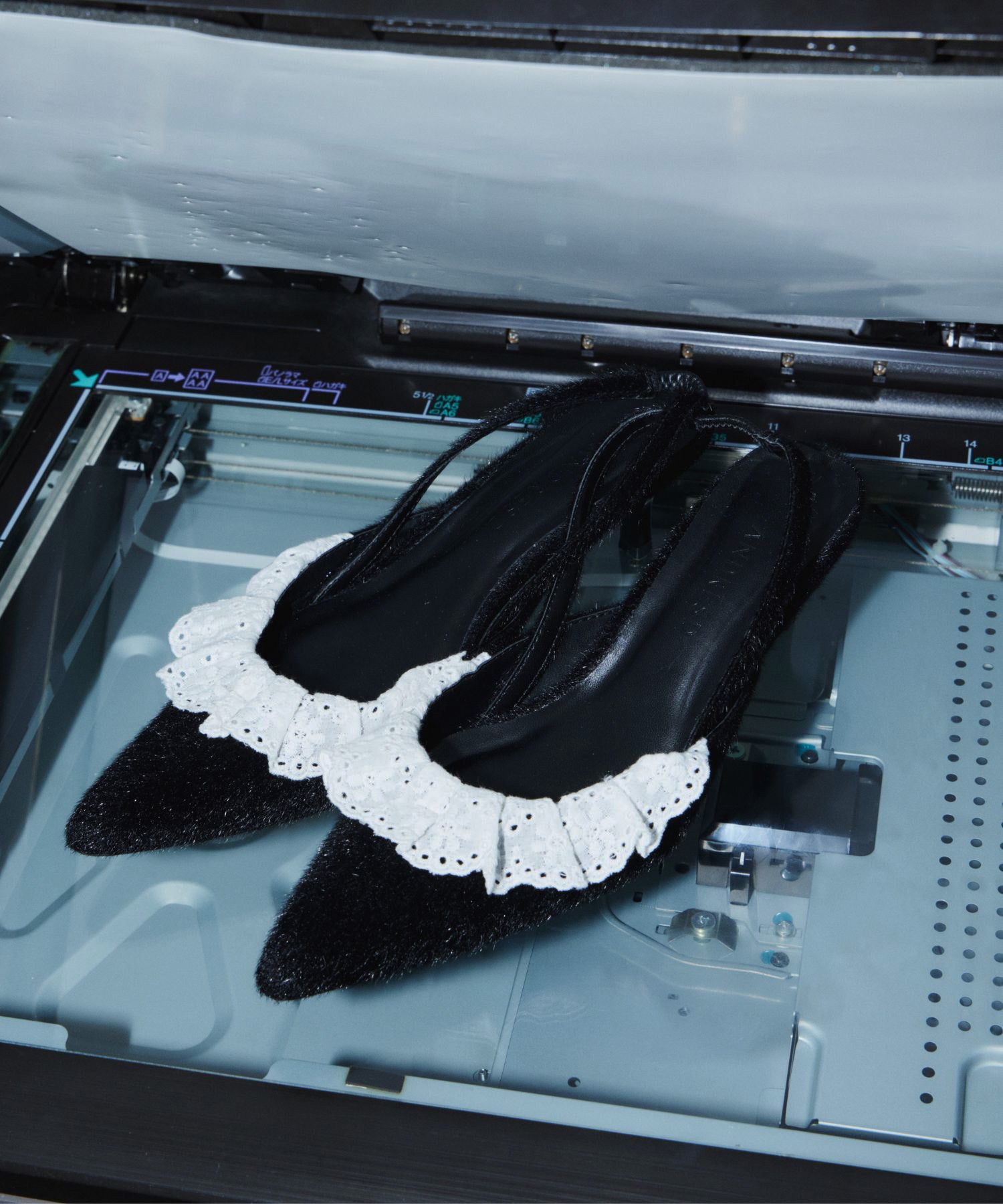 FRILL EDGE SHOES ブラック 全体物撮り画像