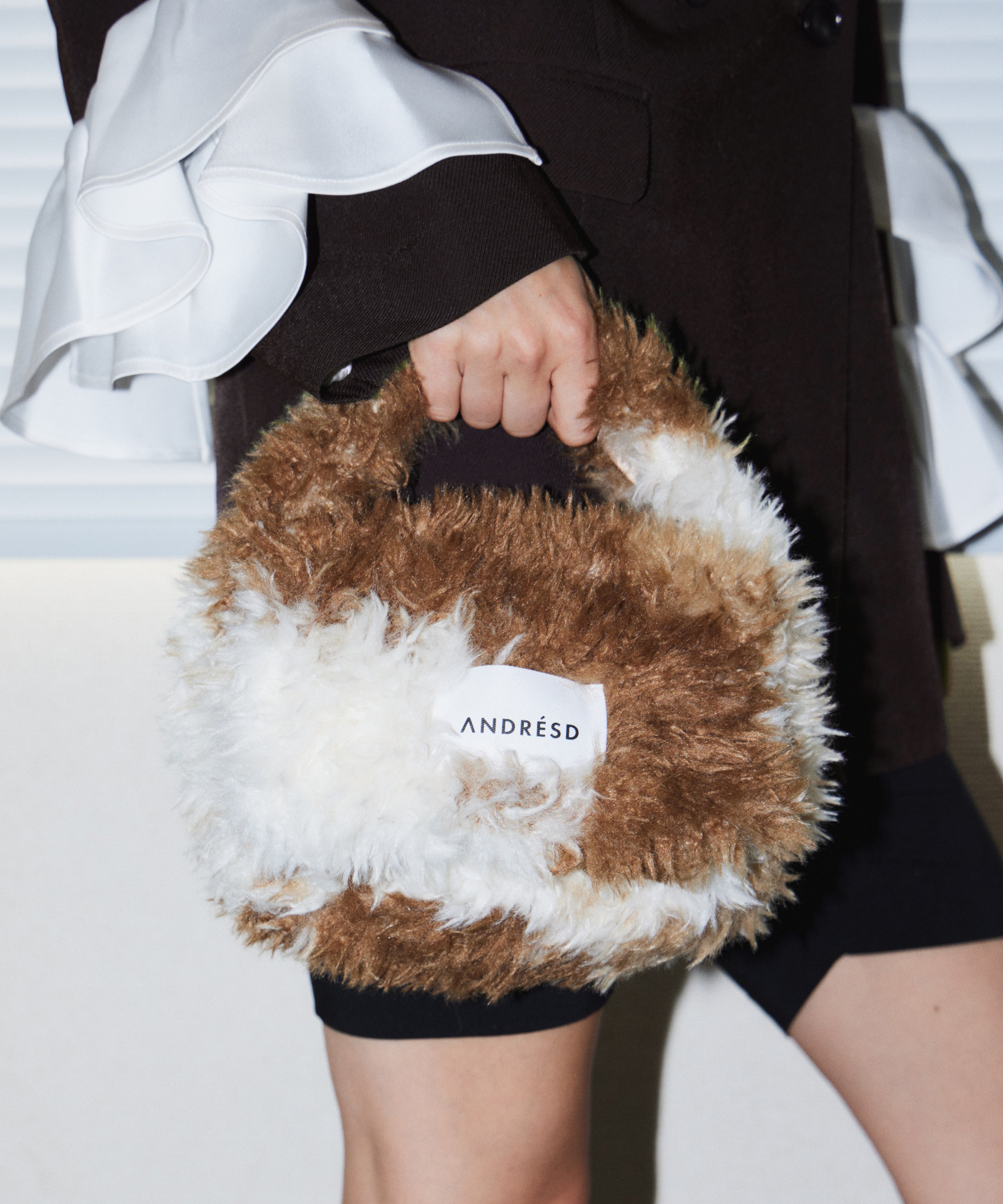 PERRO FUR BAG ブラウン 手持ち画像