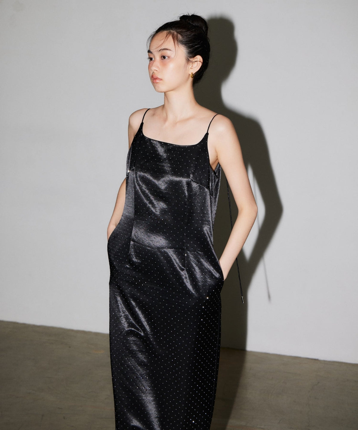 【POPUP】GLOSSY SATIN BACK RIBBON DRESS