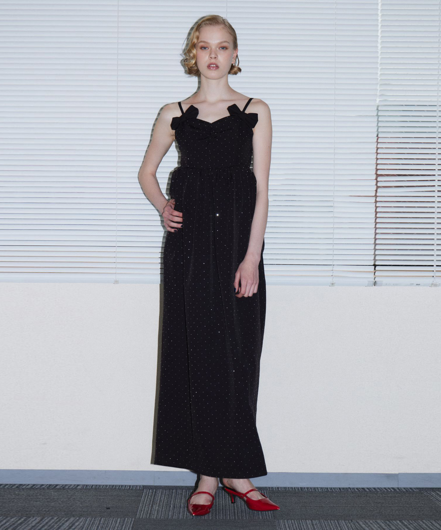 GRINT RIBBON LONG DRESS ブラック 正面全身ポーズ