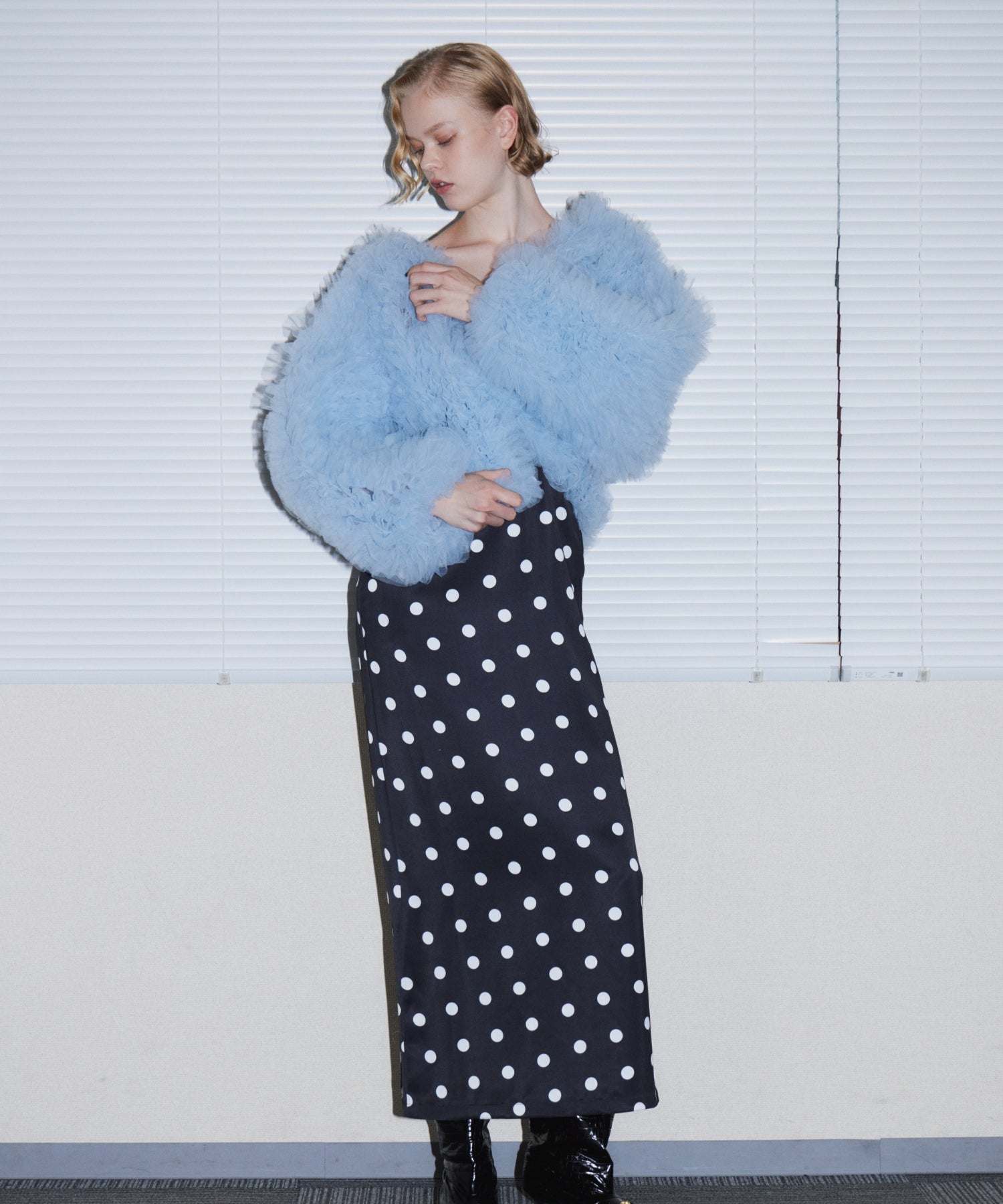 VOLUME TULLE JACKET  ブルー 正面全身ポーズ