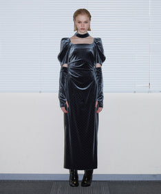 GRINT VELOUR DRESS チャコール 正面全身着用