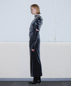 GRINT VELOUR DRESS チャコール 横全身着用